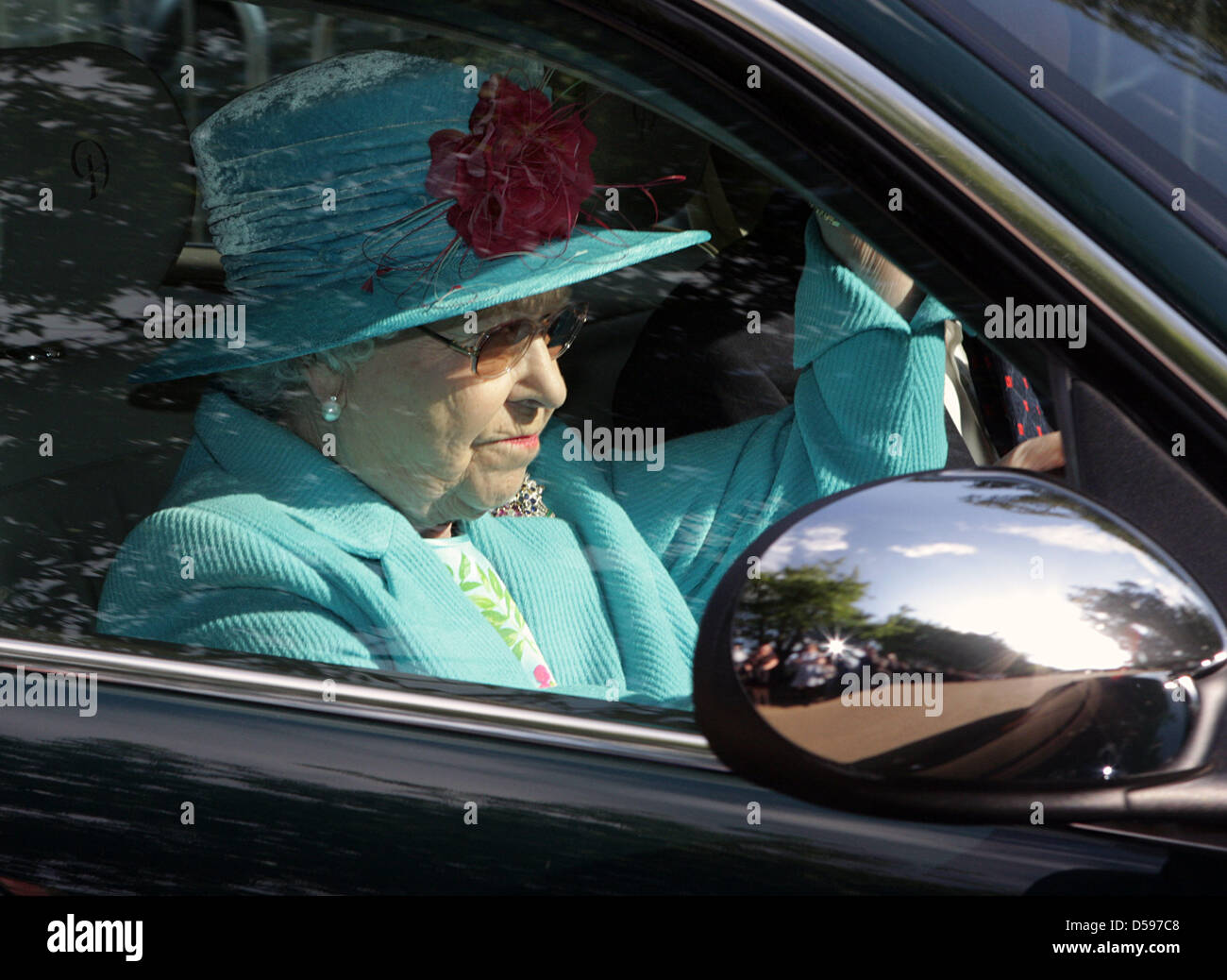 Königin Elizabeth II. besucht der Harcourt Entwicklungen Queen Cup im Guards Polo Club in Windsor Great Park, Vereinigtes Königreich, 13. Juni 2010. Der Verein wurde am 25. Januar 1955 durch den Duke of Edinburgh gegründet. Foto: Albert Nieboer (Niederlande) Stockfoto