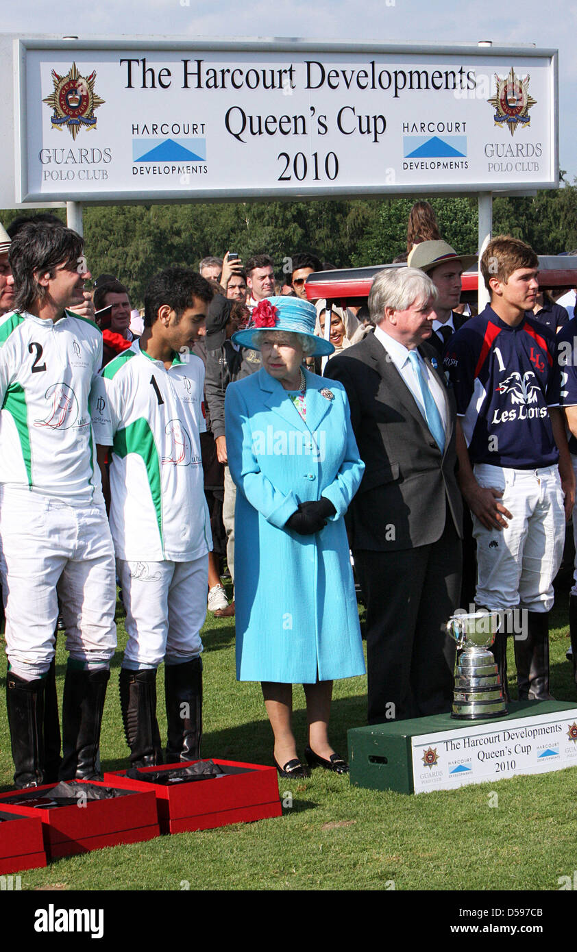 Königin Elizabeth II. besucht der Harcourt Entwicklungen Queen Cup im Guards Polo Club in Windsor Great Park, Vereinigtes Königreich, 13. Juni 2010. Der Verein wurde am 25. Januar 1955 durch den Duke of Edinburgh gegründet. Foto: Albert Nieboer (Niederlande) Stockfoto