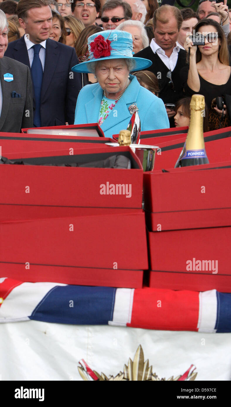 Königin Elizabeth II. besucht der Harcourt Entwicklungen Queen Cup im Guards Polo Club in Windsor Great Park, Vereinigtes Königreich, 13. Juni 2010. Der Verein wurde am 25. Januar 1955 durch den Duke of Edinburgh gegründet. Foto: Albert Nieboer (Niederlande) Stockfoto