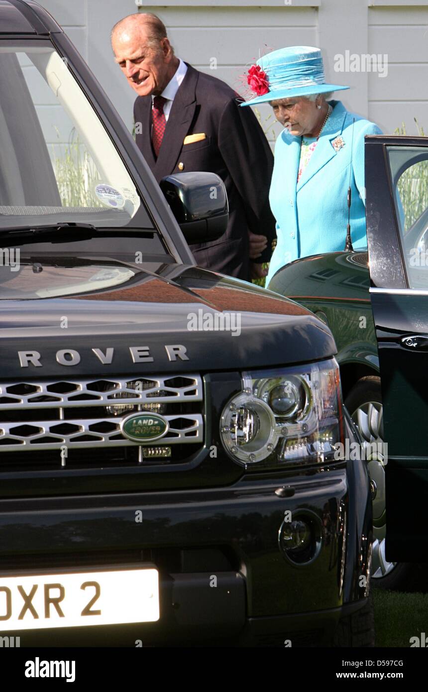 Königin Elizabeth II. besucht der Harcourt Entwicklungen Queen Cup im Guards Polo Club in Windsor Great Park, Vereinigtes Königreich, 13. Juni 2010. Der Verein wurde am 25. Januar 1955 durch den Duke of Edinburgh gegründet. Foto: Albert Nieboer (Niederlande) Stockfoto