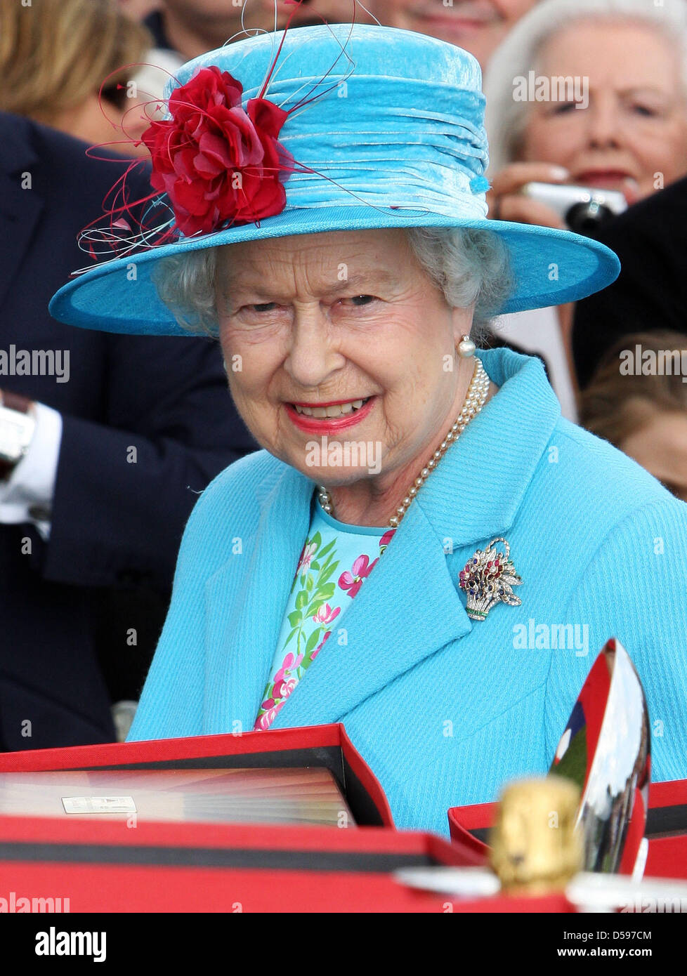 Königin Elizabeth II. besucht der Harcourt Entwicklungen Queen Cup im Guards Polo Club in Windsor Great Park, Vereinigtes Königreich, 13. Juni 2010. Der Verein wurde am 25. Januar 1955 durch den Duke of Edinburgh gegründet. Foto: Albert Nieboer (Niederlande) Stockfoto