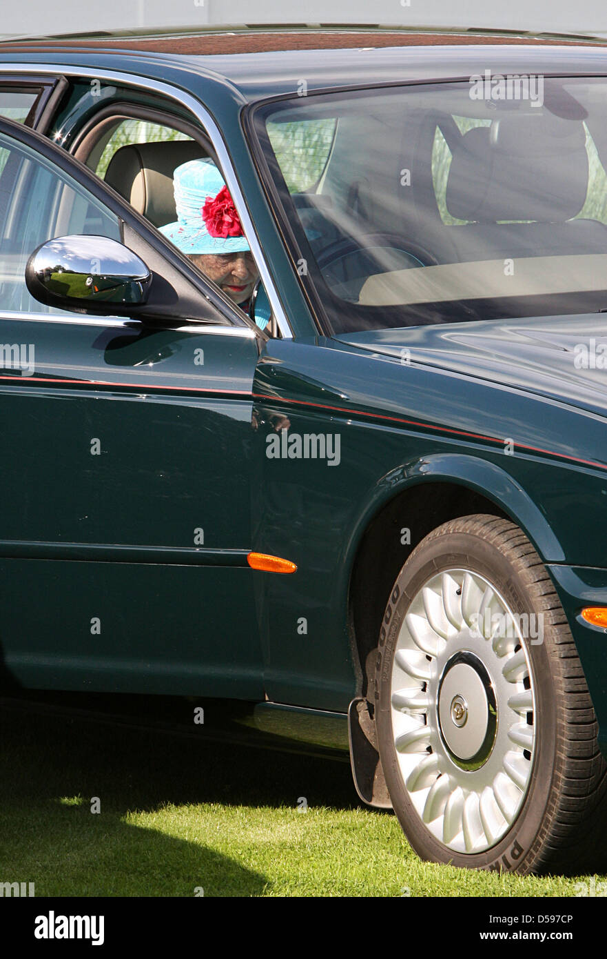 Königin Elizabeth II. besucht der Harcourt Entwicklungen Queen Cup im Guards Polo Club in Windsor Great Park, Vereinigtes Königreich, 13. Juni 2010. Der Verein wurde am 25. Januar 1955 durch den Duke of Edinburgh gegründet. Foto: Albert Nieboer (Niederlande) Stockfoto