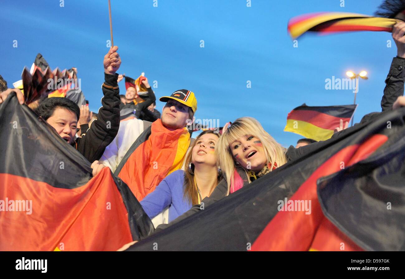 Zuschauer verfolgen Deutschlands Sieg in ihrem ersten Spiel bei FIFA WM 2010, da sie ein FIFA Fan Fest in Hamburg, Deutschland, 13. Juni 2010 teilnehmen. FIFA organisiert sogenannte Fan Fests nahe der ganzen Welt, kostenlose öffentliche Übertragung der FIFA World Cup 2010 bereitzustellen. Foto: ANgelika Warmuth Stockfoto