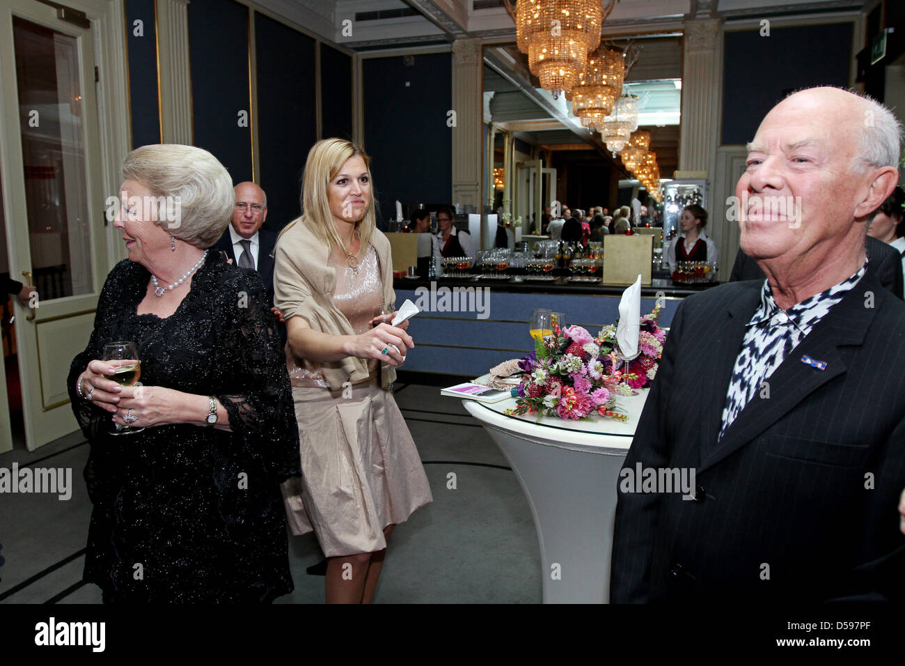 Königin Beatrix (links) und Prinzessin Maxima (zweiter von links) von den Niederlanden besuchen die Uraufführung der Oper Tanz "Pygmalion" an das königliche Theater Carré in Amsterdam, Niederlande, 13. Juni 2010. Pygmalion ist Teil der 63. Auflage des Holland Festival. Foto: Patrick van Katwijk Stockfoto