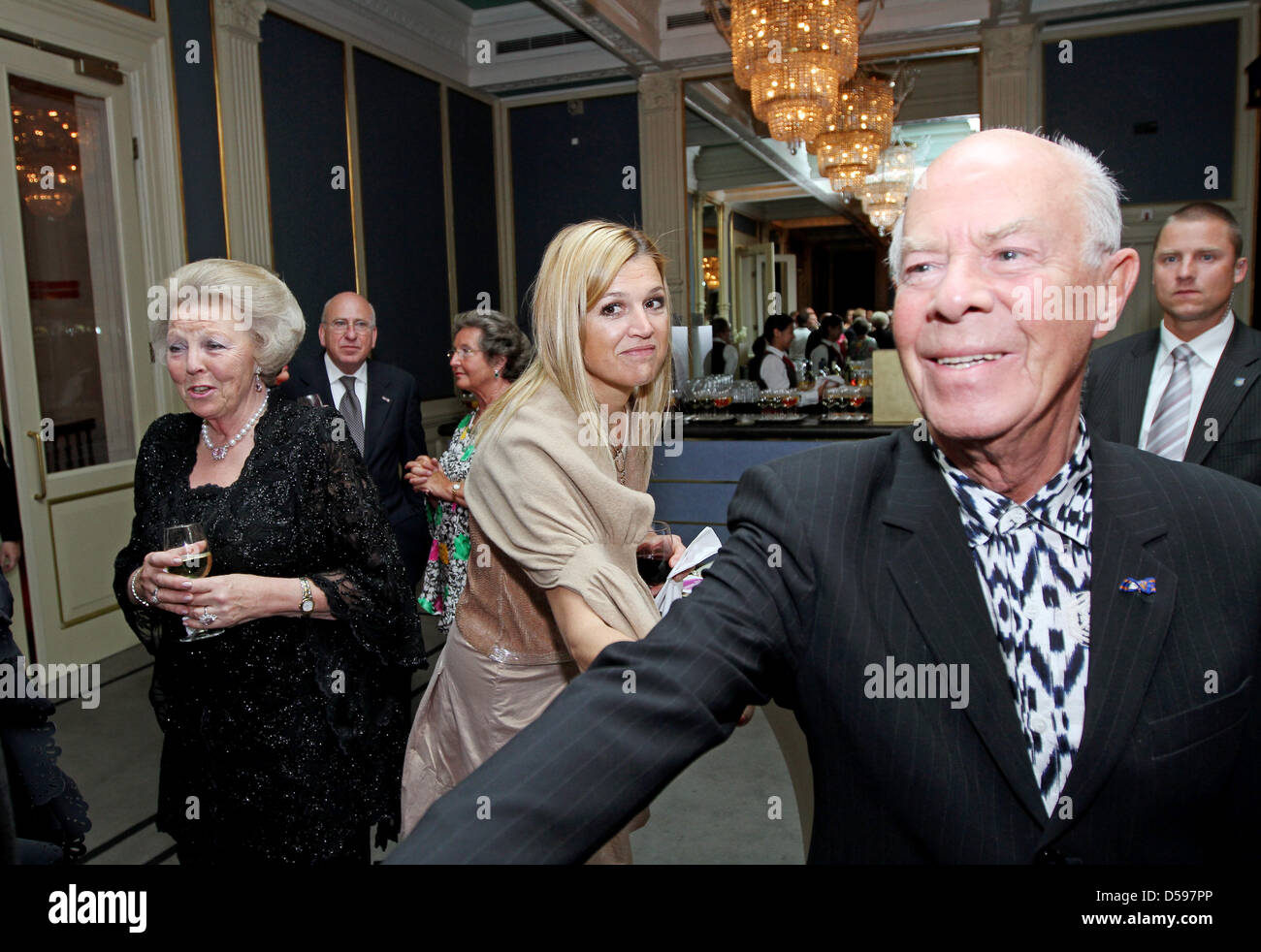 Königin Beatrix (links) und Prinzessin Maxima (zweiter von links) von den Niederlanden besuchen die Uraufführung der Oper Tanz "Pygmalion" an das königliche Theater Carré in Amsterdam, Niederlande, 13. Juni 2010. Pygmalion ist Teil der 63. Auflage des Holland Festival. Foto: Patrick van Katwijk Stockfoto