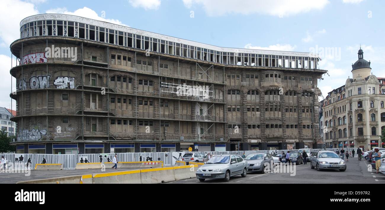 Abriss-Baustelle von "Blechbuechse" (Blechdose), als Leipziger Bürger synchronisiert ihre Kaufhaus, Leipzig, Deutschland, 14. Juni 2010. Das Gebäude soll in den nächsten Tagen komplett abgerissen werden. Teile der historischen Fassade aus dem Jahre 1908 und der 1960er Jahre-Aluminium-Fassade wird das Design des neuen Einkaufszentrums integriert werden, "Gemeindeübergreifenden am Brühl", die ersetzt die "Tin Stockfoto
