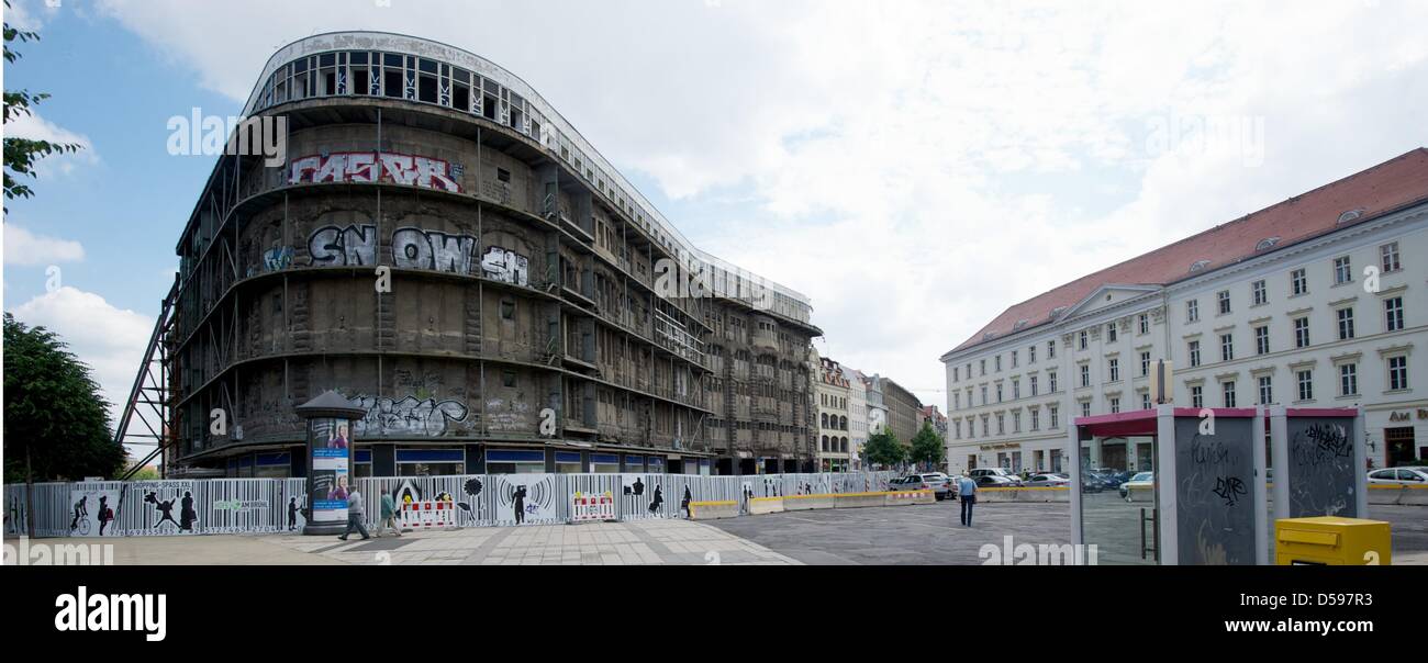 Abriss-Baustelle von "Blechbuechse" (Blechdose), als Leipziger Bürger synchronisiert ihre Kaufhaus, Leipzig, Deutschland, 14. Juni 2010. Das Gebäude soll in den nächsten Tagen komplett abgerissen werden. Teile der historischen Fassade aus dem Jahre 1908 und der 1960er Jahre-Aluminium-Fassade wird das Design des neuen Einkaufszentrums integriert werden, "Gemeindeübergreifenden am Brühl", die ersetzt die "Tin Stockfoto