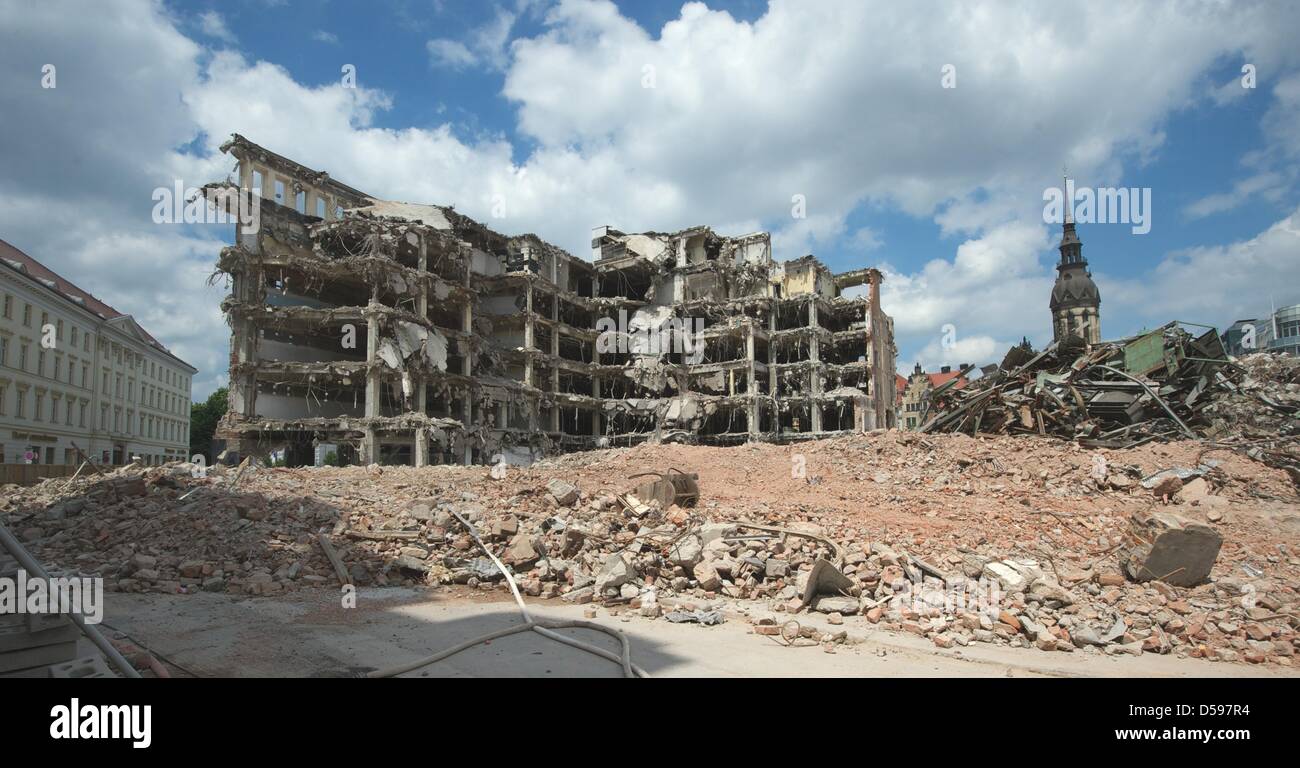 Abriss-Baustelle von "Blechbuechse" (Blechdose), als Leipziger Bürger synchronisiert ihre Kaufhaus, Leipzig, Deutschland, 14. Juni 2010. Das Gebäude soll in den nächsten Tagen komplett abgerissen werden. Teile der historischen Fassade aus dem Jahre 1908 und der 1960er Jahre-Aluminium-Fassade wird das Design des neuen Einkaufszentrums integriert werden, "Gemeindeübergreifenden am Brühl", die ersetzt die "Tin Stockfoto
