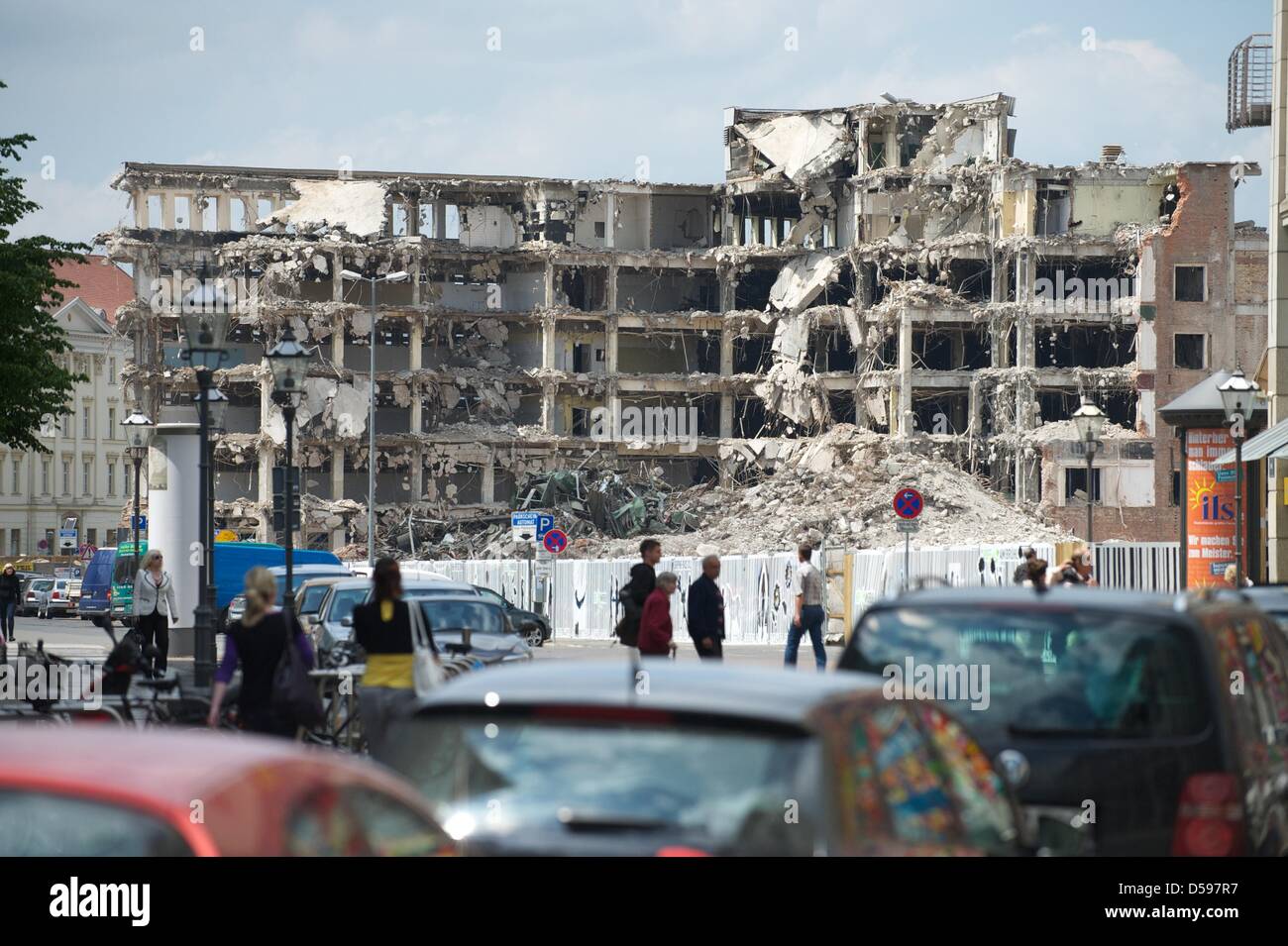 Abriss-Baustelle von "Blechbuechse" (Blechdose), als Leipziger Bürger synchronisiert ihre Kaufhaus, Leipzig, Deutschland, 14. Juni 2010. Das Gebäude soll in den nächsten Tagen komplett abgerissen werden. Teile der historischen Fassade aus dem Jahre 1908 und der 1960er Jahre-Aluminium-Fassade wird das Design des neuen Einkaufszentrums integriert werden, "Gemeindeübergreifenden am Brühl", die ersetzt die "Tin Stockfoto