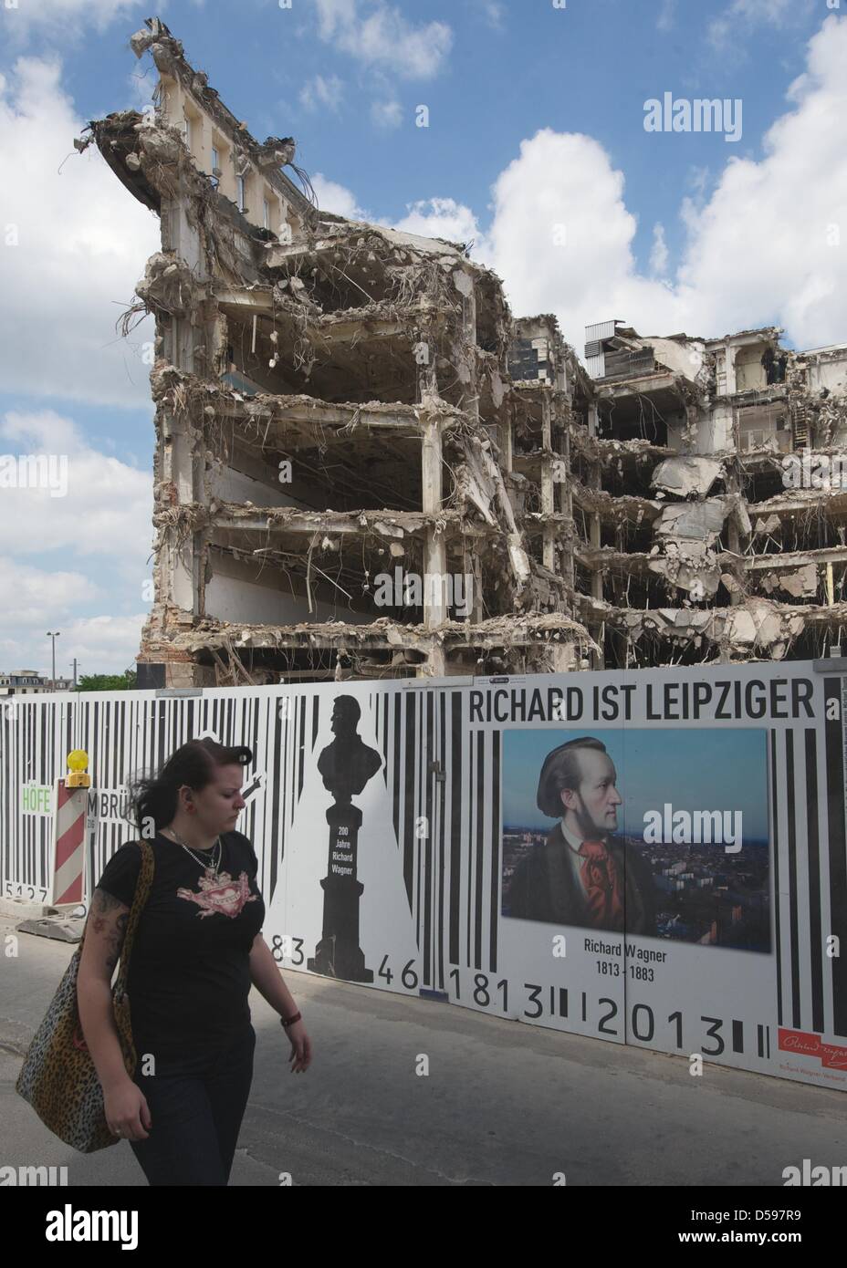 Abriss-Baustelle von "Blechbuechse" (Blechdose), als Leipziger Bürger synchronisiert ihre Kaufhaus, Leipzig, Deutschland, 14. Juni 2010. Das Gebäude soll in den nächsten Tagen komplett abgerissen werden. Teile der historischen Fassade aus dem Jahre 1908 und der 1960er Jahre-Aluminium-Fassade wird das Design des neuen Einkaufszentrums integriert werden, "Gemeindeübergreifenden am Brühl", die ersetzt die "Tin Stockfoto