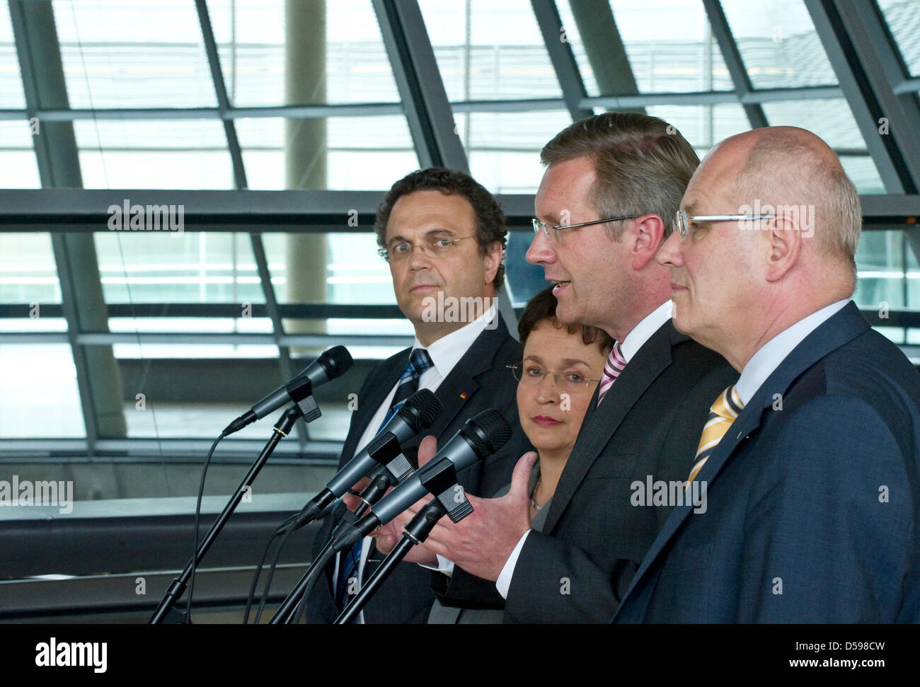 CSU Staat Gruppe Kopf Hans-Peter Friedrich, FDP-Fraktion Vorsitzende Birgit Homburger, Bundespräsidenten-Kandidat von schwarz-gelben Koalition, Christian Wulff und CDU-Fraktion-Vorsitzender Volker Kauder (L-R) halten eine Erklärung in Berlin, Deutschland, 15. Juni 2010. Wulff wird die Wahl des Bundespräsidenten in der Bundesversammlung am 30. Juni 2010 beitreten. Foto: SOEREN STACHE Stockfoto