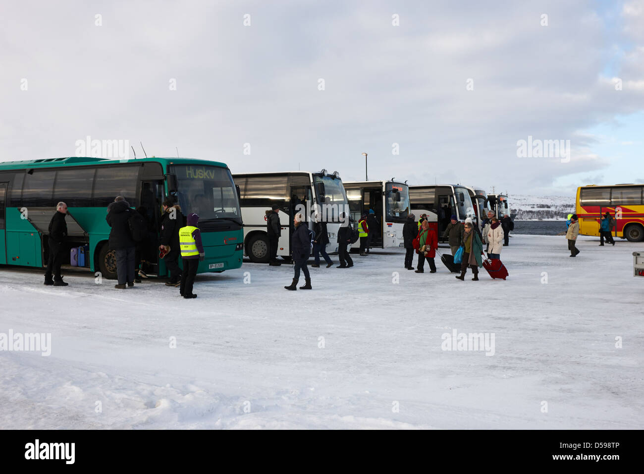Touristen, die einsteigen in Busse für organisierte Tagesausflüge in Kirkenes Finnmark-Norwegen-Europa Stockfoto