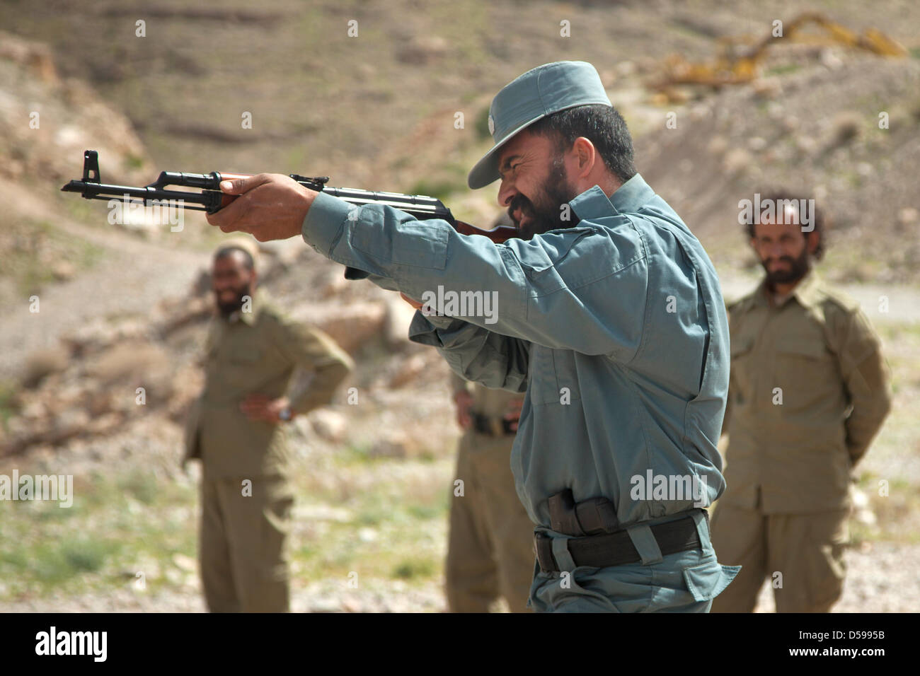 Afghanische Nationalpolizei Ausbilder zeigt afghanische Polizei wie ein AK-47 im Waffentraining 26. März 2013 in der Provinz Helmand, Afghanistan Feuer. Stockfoto