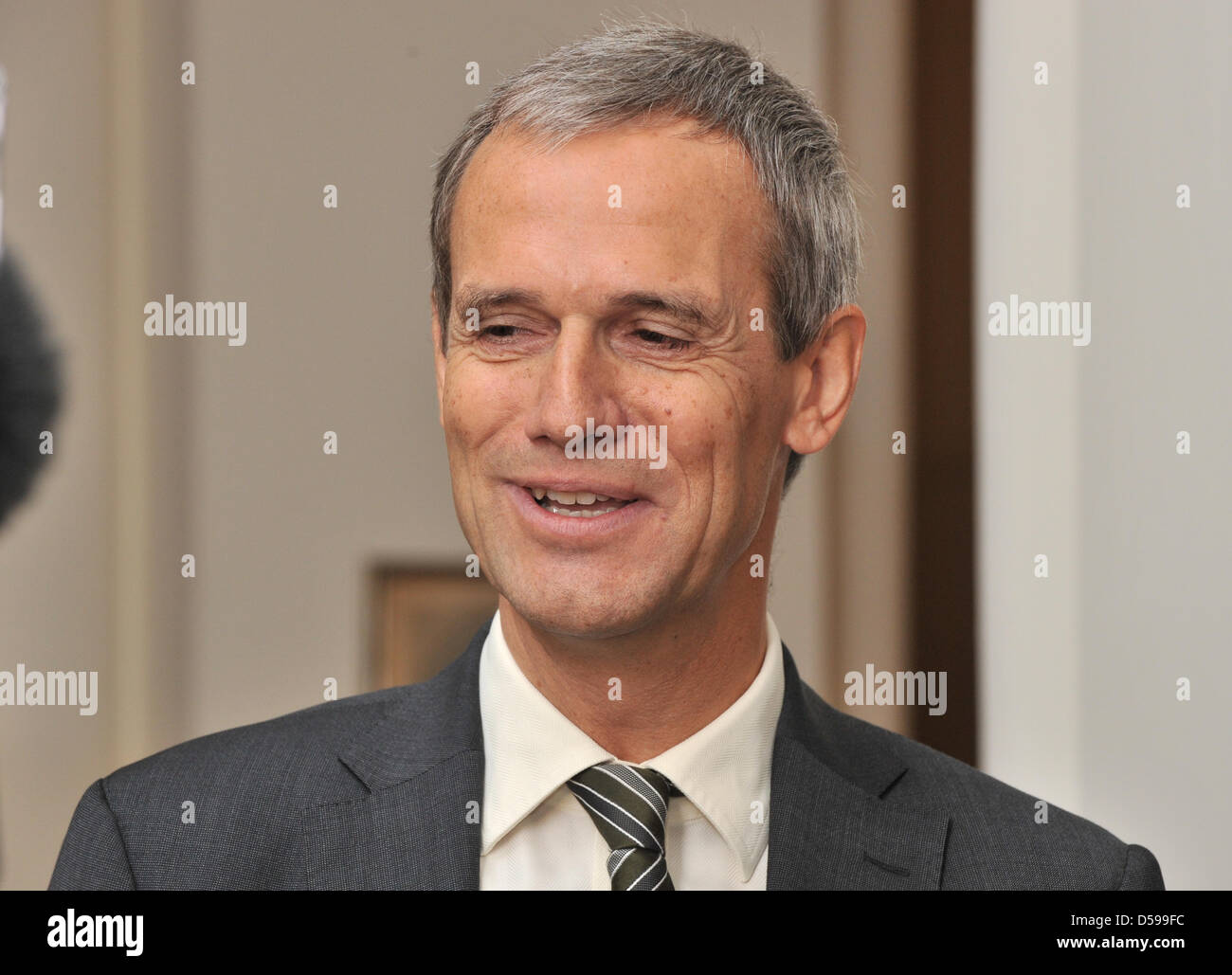 Ehemaligen BayernLB ("Bayerische Landesbank") CEO Michael Kemmer kommt für den Vorstand der BayernLB Untersuchungsausschuss des Bayerischen Landtags in München, 17. Juni 2010. Der Vorstand des Untersuchungsausschusses untersuchen BayernLB Milliarden Euro Fehlkauf der Bank Hypo Group Alpe Adria (HGAA) aus Kärnten. Foto: PETER KNEFFEL Stockfoto