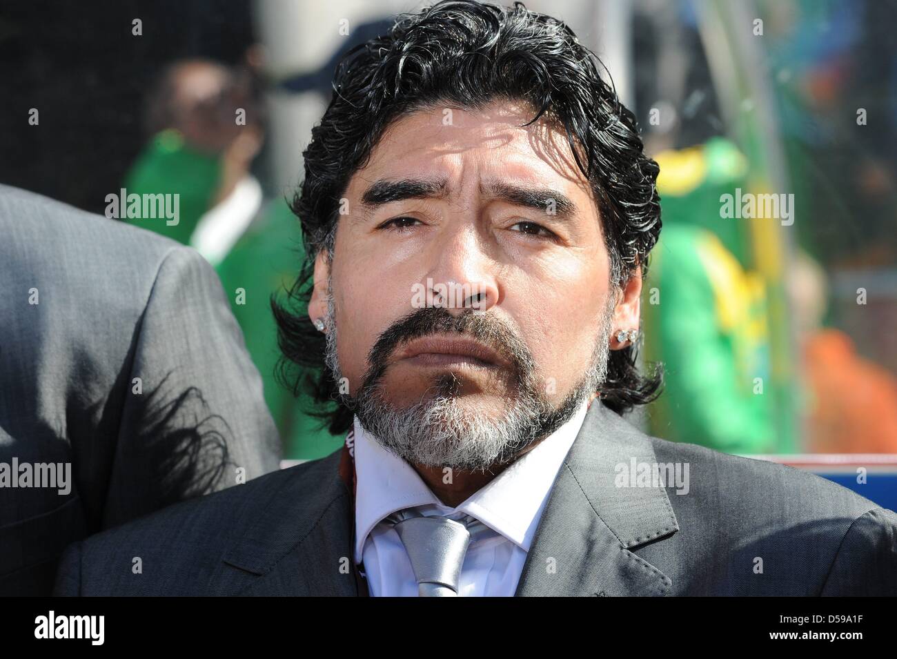 Argentiniens Trainer Diego Armando Maradona auf der Bank vor der 2010 FIFA World Cup-Gruppe B-match zwischen Argentinien und Südkorea im Soccer City Stadium in Johannesburg, Südafrika 17. Juni 2010. Foto: Entnehmen Sie Achim Scheidemann - bitte http://dpaq.de/FIFA-WM2010-TC Stockfoto