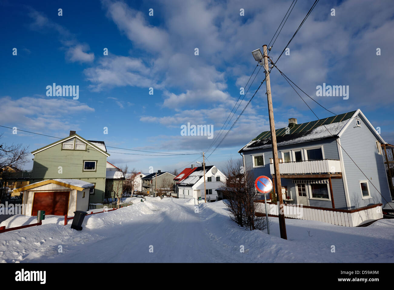 schneebedeckte Straße der traditionellen Holzhäusern in Kirkenes Finnmark-Norwegen-Europa Stockfoto
