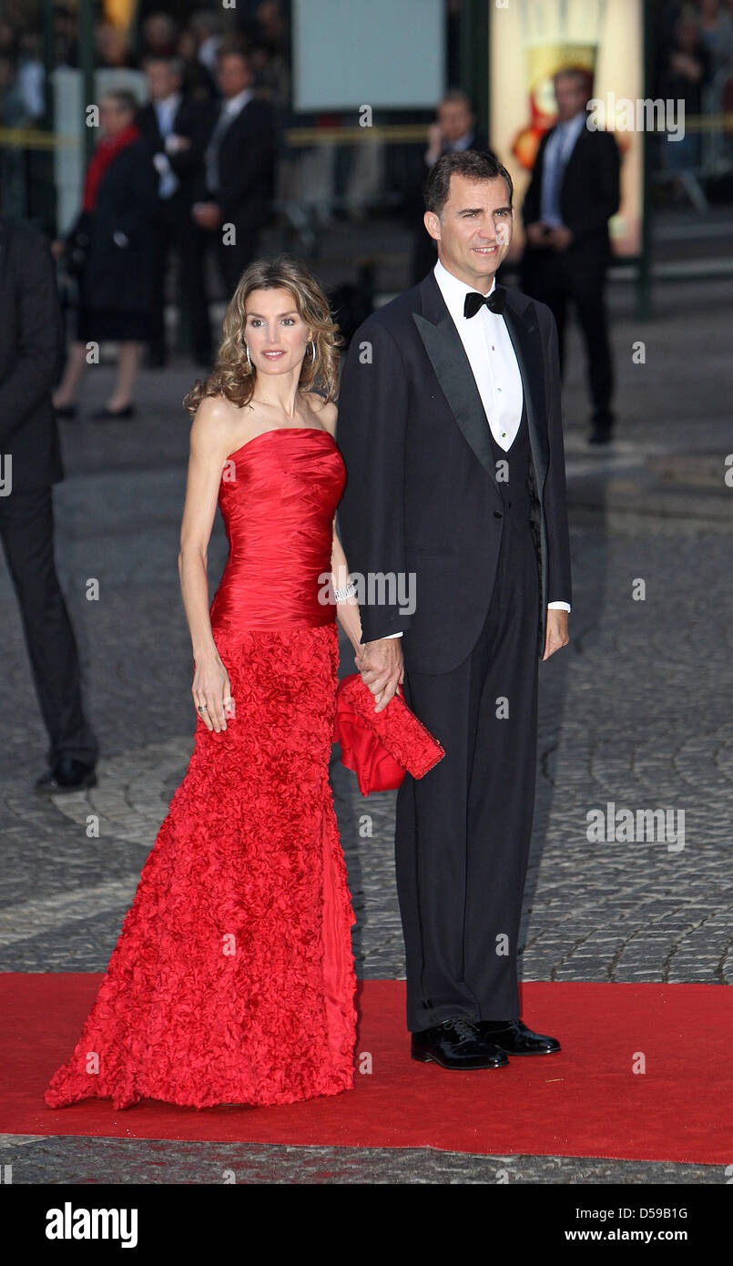 Kronprinz Felipe von Spain (R) und Prinzessin Letizia erreichen den Riksdag (Reichstag) Gala-Vorstellung in der Stockholmer Konzerthalle in Stockholm, Schweden, 18. Juni 2010. Die königliche Hochzeit von Kronprinzessin Victoria von Schweden und Daniel Westling statt findet am 19. Juni 2010 in Stockholm. FOTO: PATRICK VAN KATWIJK Stockfoto