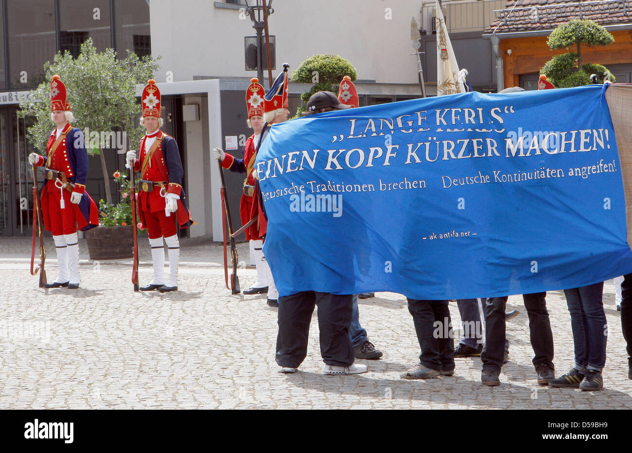 Die so genannte Potsdam Riesen erlassen eine Practive in Potsdam, Deutschland, 19. Juni 2010. Der Club Re-inszeniert die preußische Infanterie-Regiment bestehend aus größer-als-durchschnittlichen Soldaten. Foto: Nestor Bachmann Stockfoto