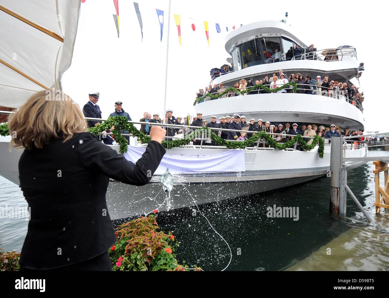 Sabine Becker Überlingen Bürgermeister tauft "MS Ueberlingen" in Überlingen, Deutschland, 19. Juni 2010. Das Schiff ist das größte von Lake Constance Schiffe (BSB) und bietet Platz für rund 700 Passagiere. Foto: Patrick Seeger Stockfoto