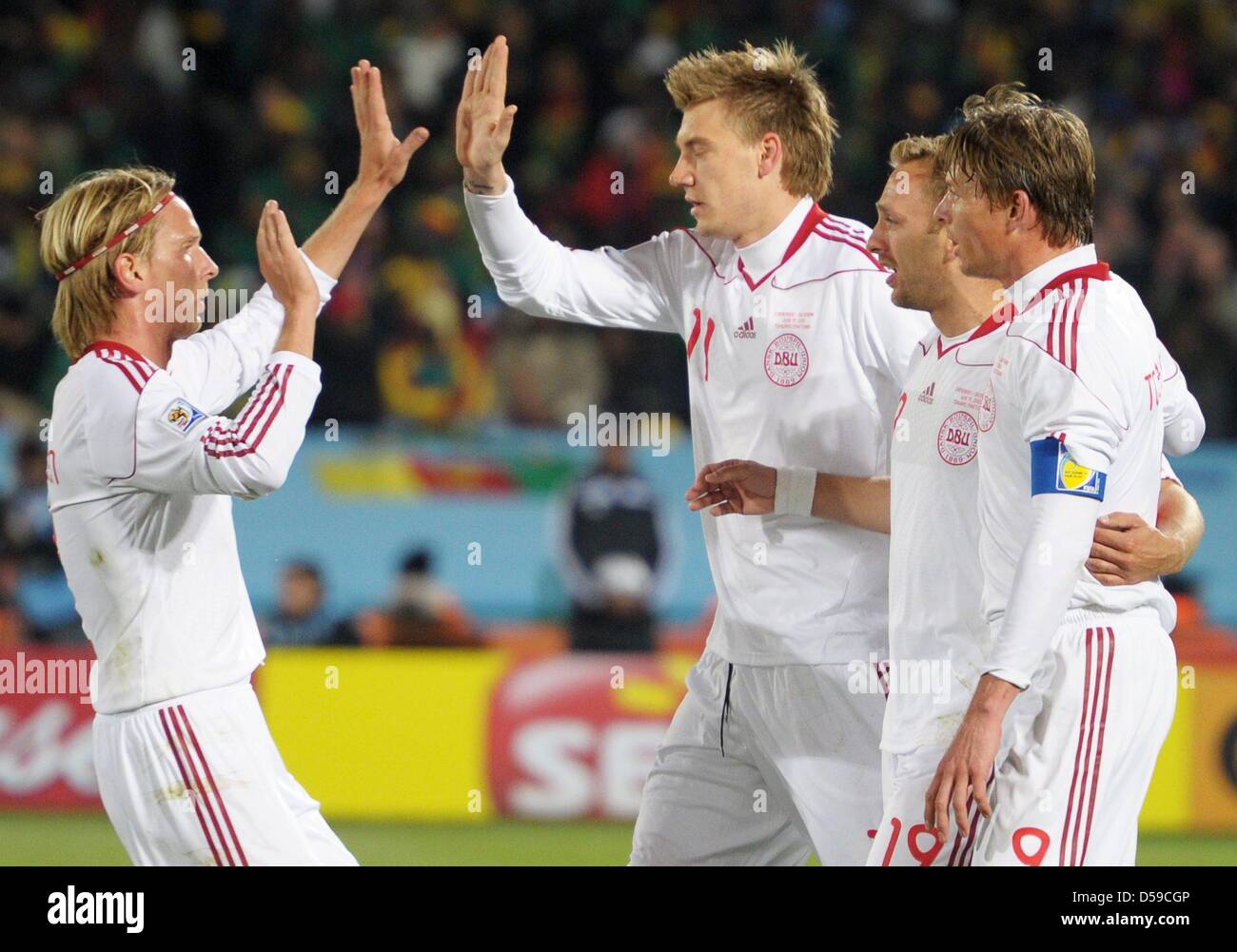 Nicklas Bendtner (C) Dänemark feiert mit Jon Dahl Tomasson (R), Dennis Rommedahl und Christian Poulsen (L) nach seinem Tor das 1: 1 während der FIFA WM 2010-Gruppe E Spiel zwischen Kamerun und Dänemark im Loftus Versfeld Stadion in Pretoria, Südafrika 19. Juni 2010. Foto: Ronald Wittek Dpa - verweisen wir auf http://dpaq.de/FIFA-WM2010-TC +++(c) Dpa - Bildfunk +++ Stockfoto