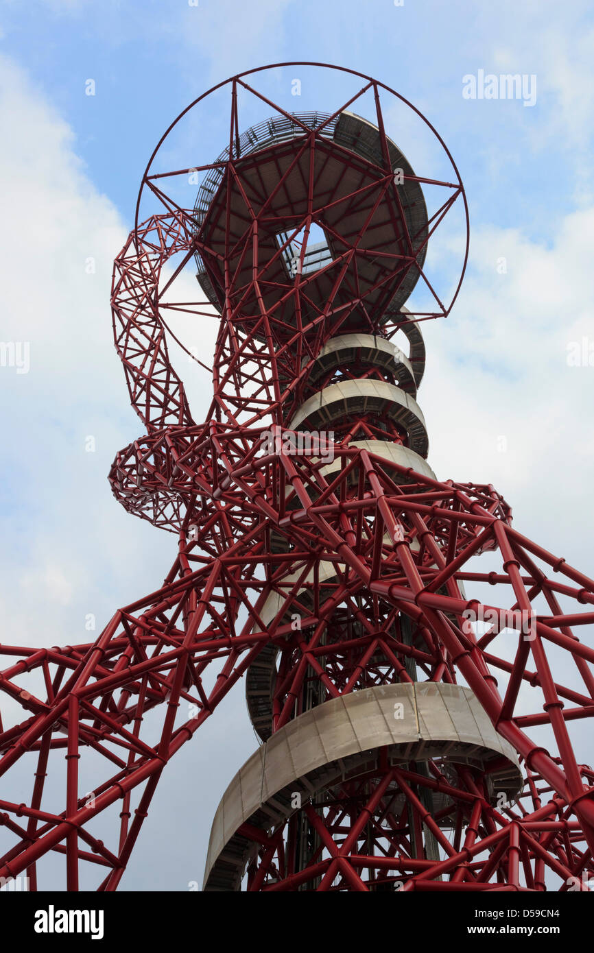 Stratford, London, UK. 27. März 2013.  Park In Progress Tour von der Queen Elizabeth Olympic Park mit Blick von oben auf die ArcelorMittal Orbit mit 114,5 m Großbritanniens höchste Skulptur von Anish Kapoor. Dies ist die erste Chance im Inneren der Struktur zu bekommen, da die Spiele und öffentliche Führungen am 29. März 2013 beginnen. Besucher tragen Schutzhelme und hoch-viz Jacken die Aussichtsplattformen erkunden können. Foto: Nick Savage/Alamy Live-Nachrichten Stockfoto