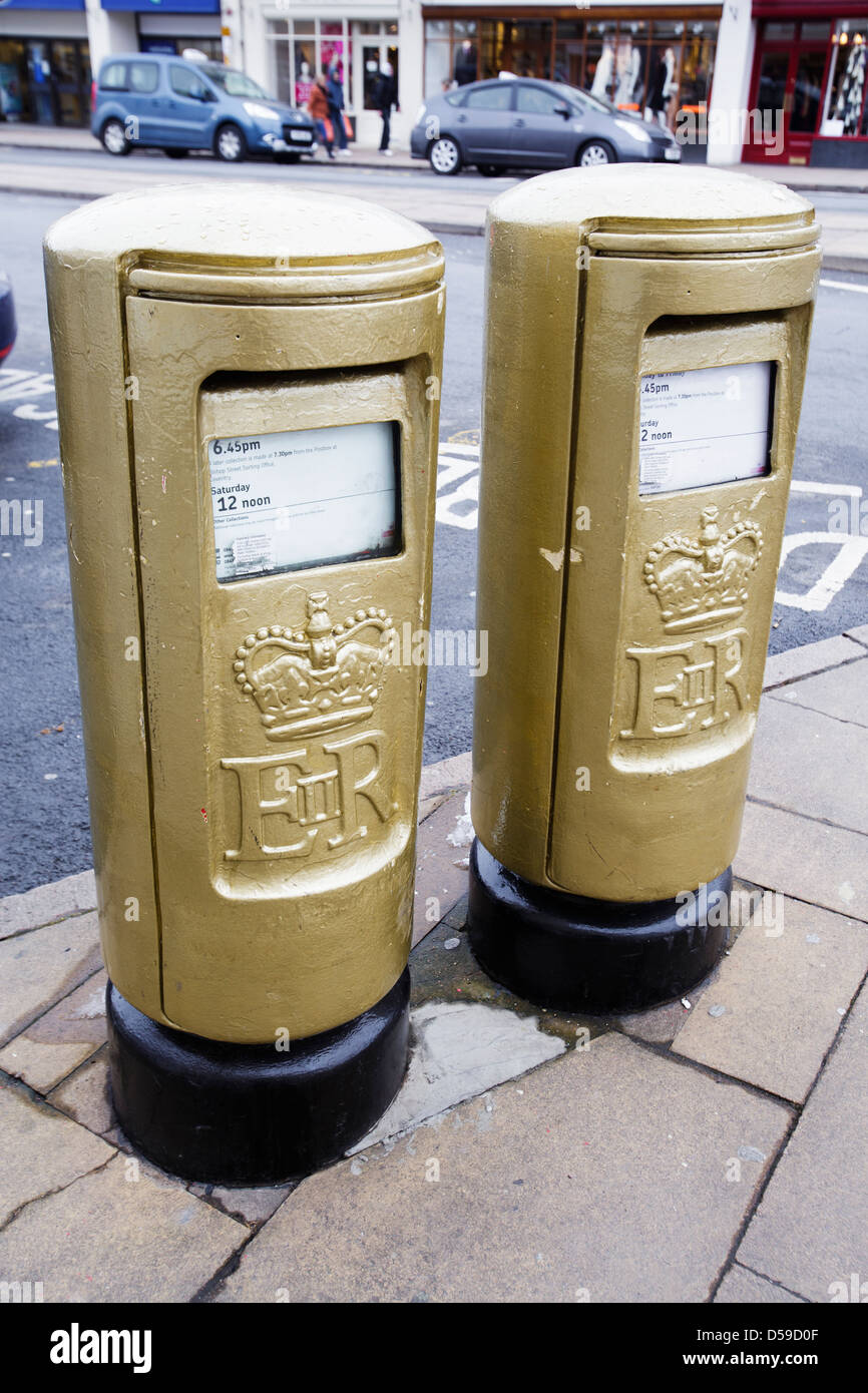 Zwei gold Briefkästen in der Bridge Street, Stratford-Upon-Avon, Behindertensportler James Roes Goldmedaille bei den Olympischen Spielen 2012 zu markieren Stockfoto