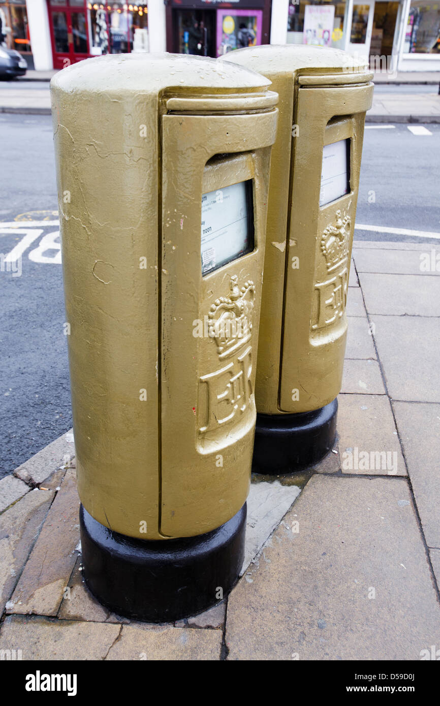 Zwei gold Briefkästen in der Bridge Street, Stratford-Upon-Avon, Behindertensportler James Roes Goldmedaille bei den Olympischen Spielen 2012 zu markieren Stockfoto