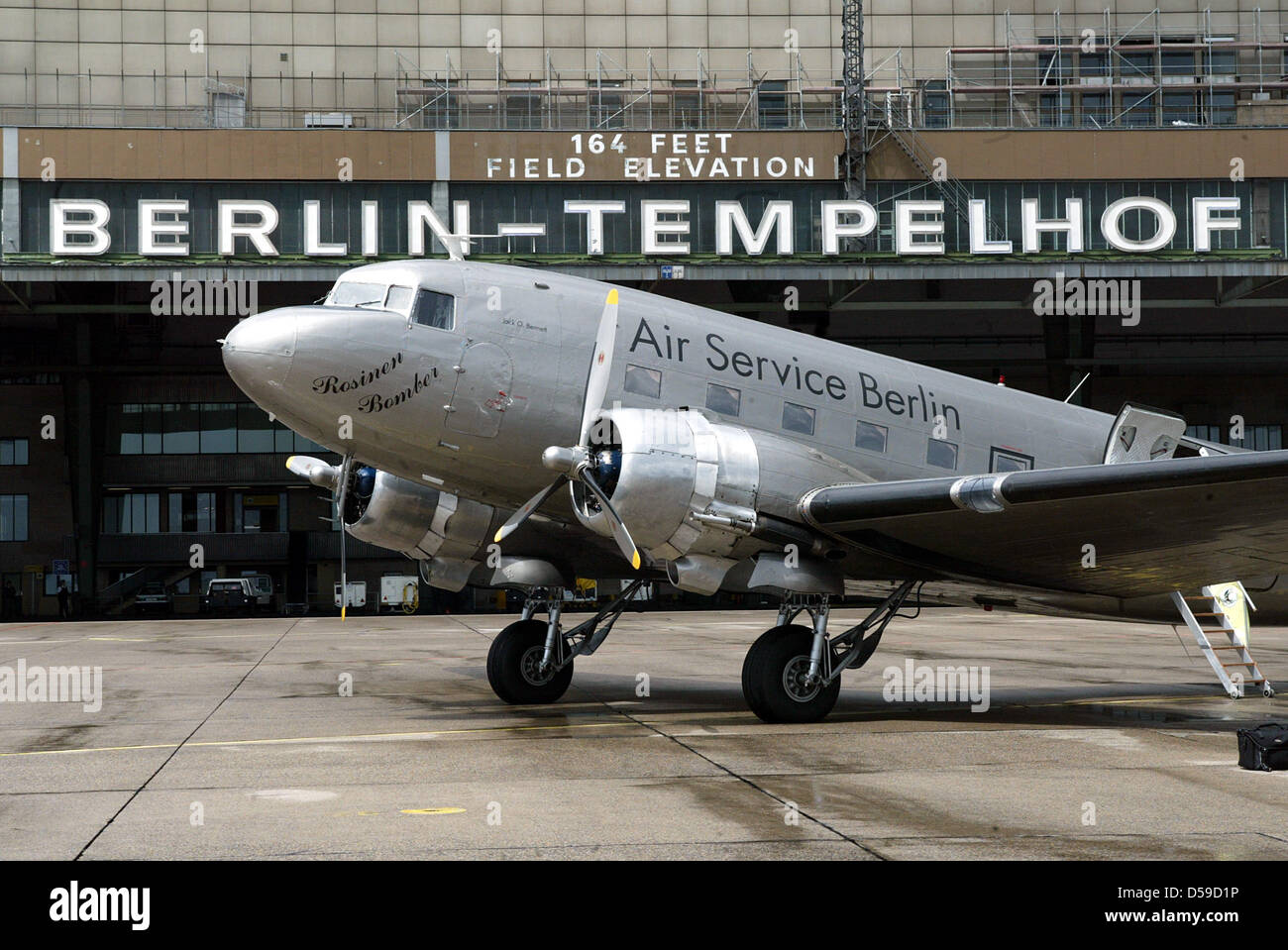 (Dpa-Datei) Ein Datei-Bild datiert 15. Mai 2003 von einer Douglas DC-3 Dakota über Berlin, Deutschland. Feuerwehrleute untersuchen einen abgestürzten Rosinenbomber, aka Candy Bomber auf einem Feld in der Nähe von Schönefeld, Deutschland, 19. Juni 2010. Vier der 25 Passagiere wurden bei der Notlandung verletzt. Das historische Flugzeug stürzte noch unsichere Gründen nach dem Abflug. Foto: Wolfgang Kumm Stockfoto