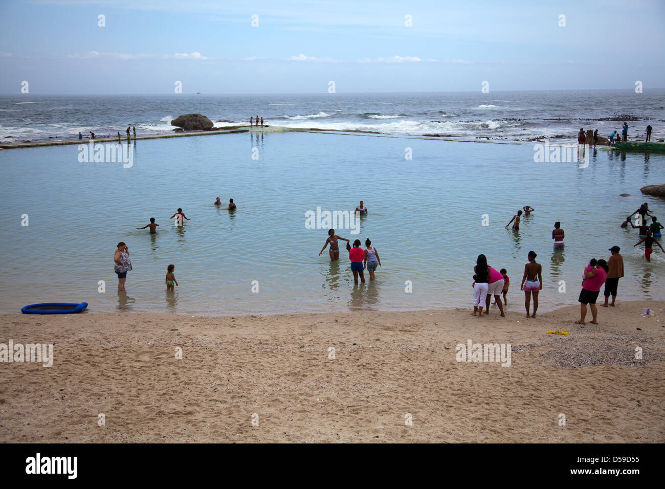 Einheimischen schwimmen in Camps Bay Tidal Pool in Kapstadt - Südafrika  Stockfotografie - Alamy