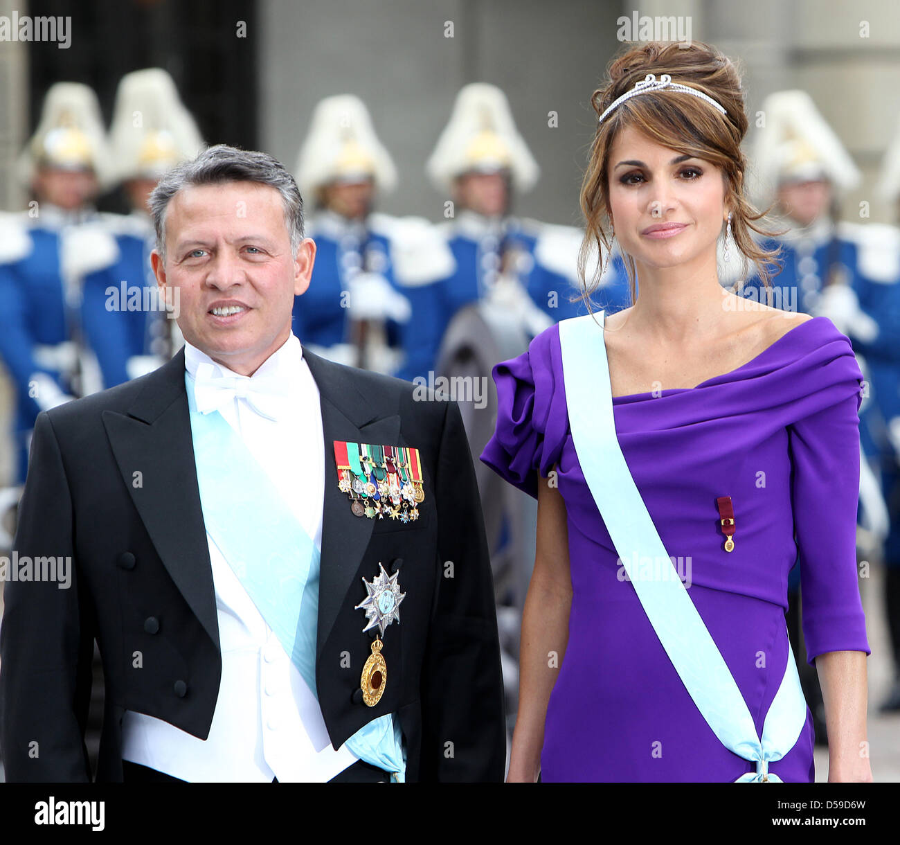 König Abdullah II von Jordanien und Königin Rania von Jordanien kommen für die Hochzeit von Kronprinzessin Victoria von Schweden und Daniel Westling in Stockholm, Schweden, 19. Juni 2010. Foto: Patrick van Katwijk Stockfoto