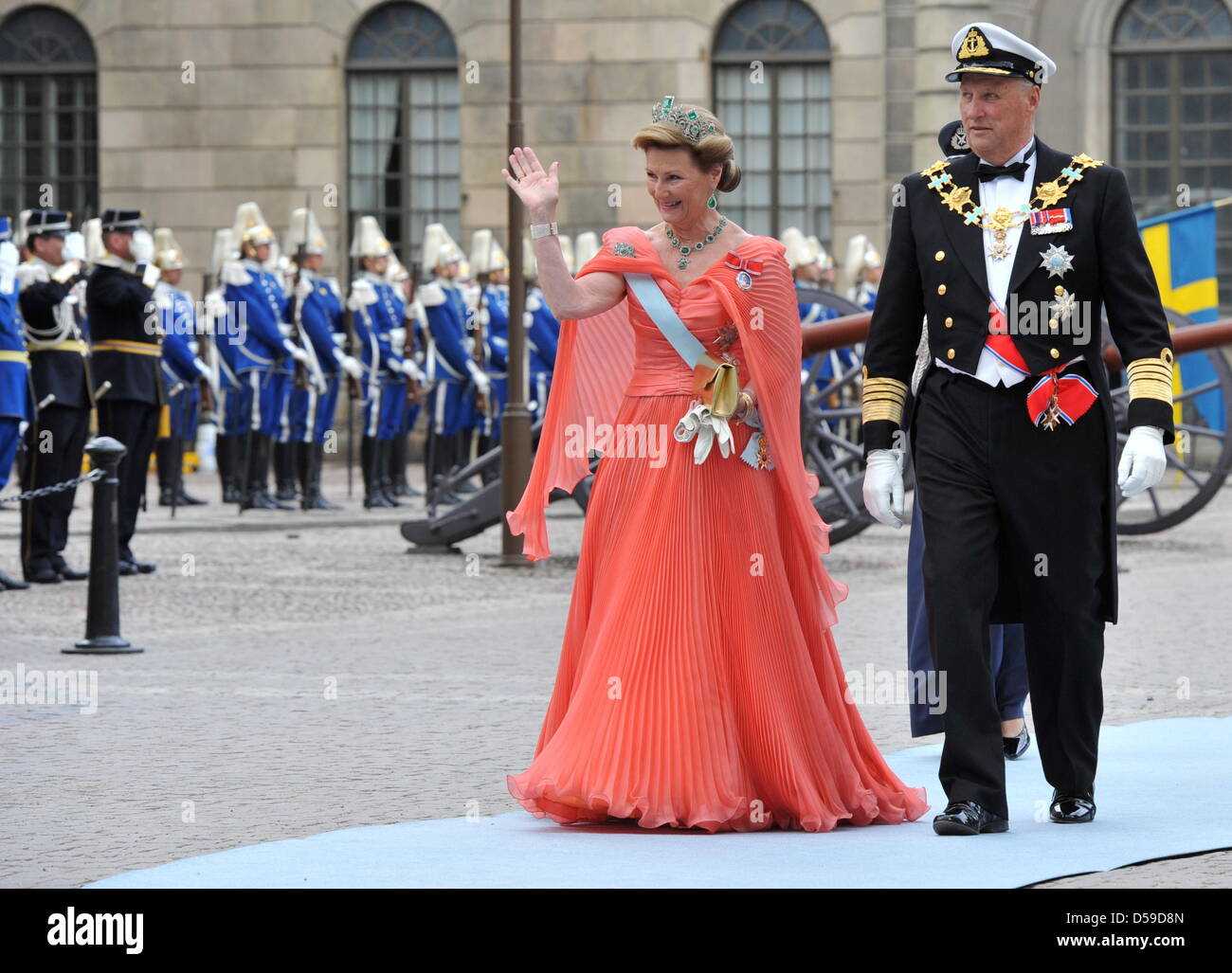 Königin Sonja von Norwegen und König Harald v. von Norwegen kommen für die Hochzeit von Kronprinzessin Victoria von Schweden und Daniel Westling in Stockholm, Schweden, 19. Juni 2010. Foto: JOCHEN LUEBKE Stockfoto