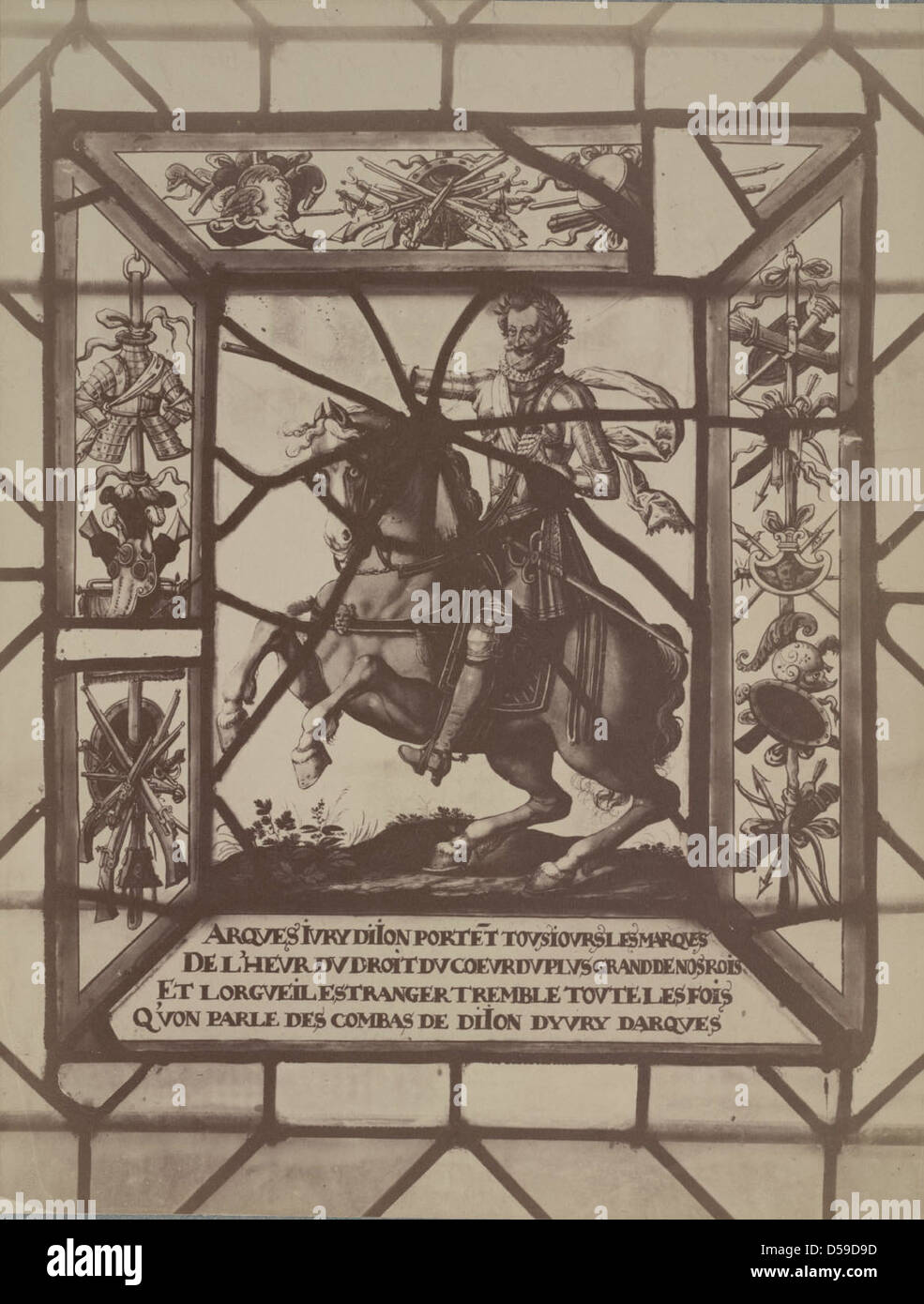 Dieses Buntglasfenster aus der Bibliothek von Troyes in Frankreich zeigt König Heinrich IV. Von Frankreich. Das Fenster zeigt komplizierte Details, darunter Abbildungen von Waffen, Rüstungen und historischen Symbolen, die mit der Herrschaft des Königs in Verbindung stehen. Stockfoto