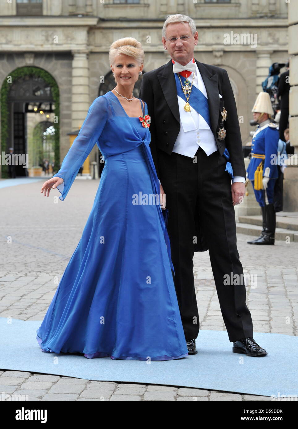 Schwedischer Politiker und Diplomat Carl Bildt und Frau Anna Maria Corazza Bildt kommen für die Hochzeit von Kronprinzessin Victoria von Schweden und Daniel Westling in Stockholm, Schweden, 19. Juni 2010. Foto: JOCHEN LUEBKE Stockfoto