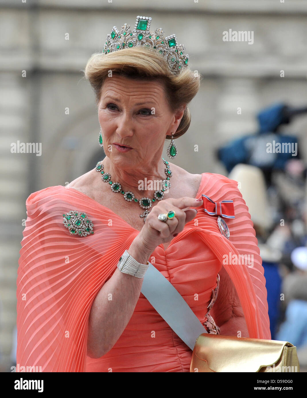 Königin Sonja von Norwegen kommt für die Hochzeit von Kronprinzessin Victoria von Schweden und Daniel Westling in Stockholm, Schweden, 19. Juni 2010. Foto: JOCHEN LUEBKE Stockfoto