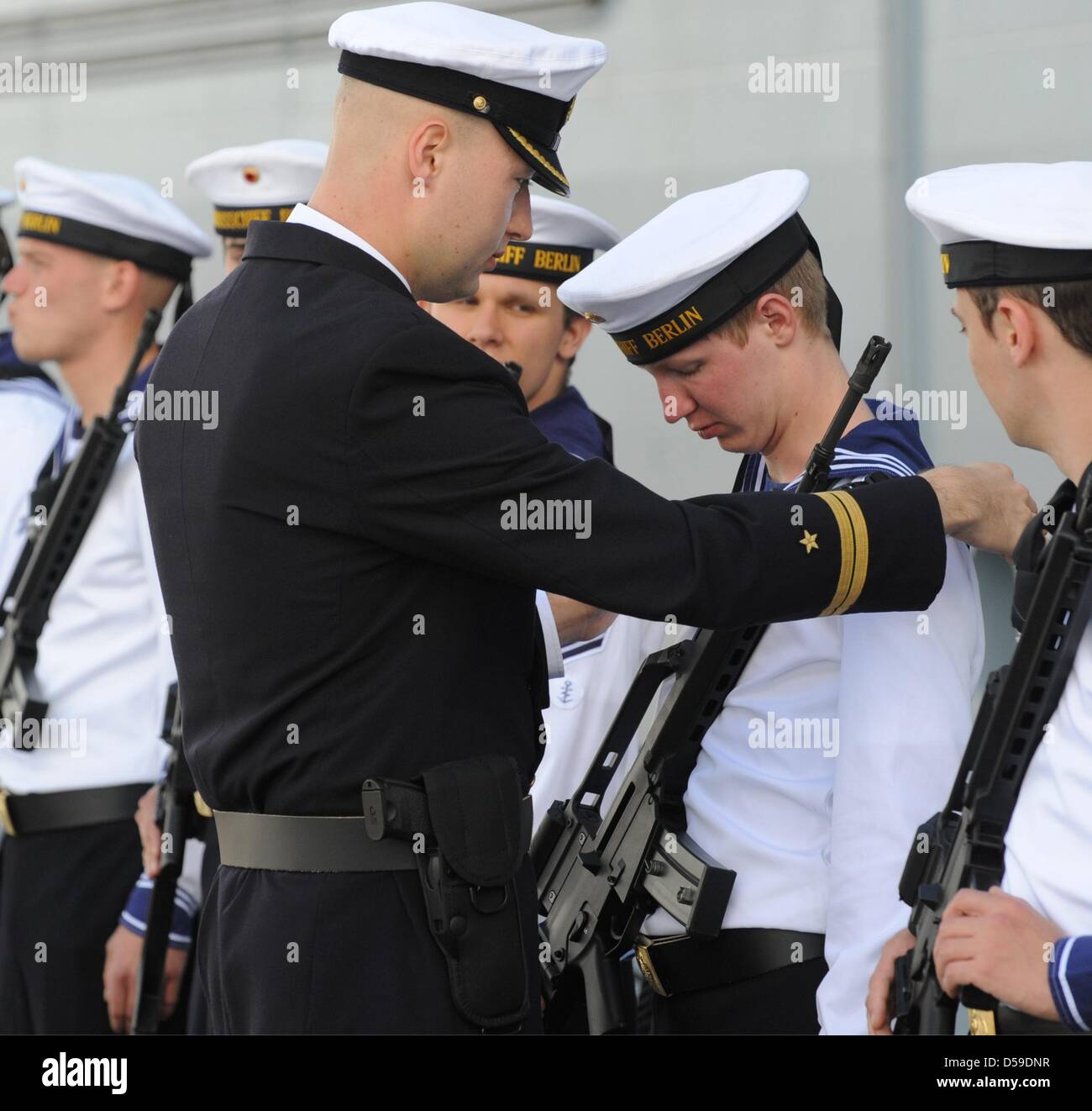 Ein Marine-Offizier inspiziert die Besatzung der deutschen Marine Versorgungsschiff "Berlin" in Eckernfoerde, Deutschland, 20. Juni 2010. 'Berlin' wurde vor elf Jahren in Dienst gestellt. Foto: Maurizio Gambarini Stockfoto