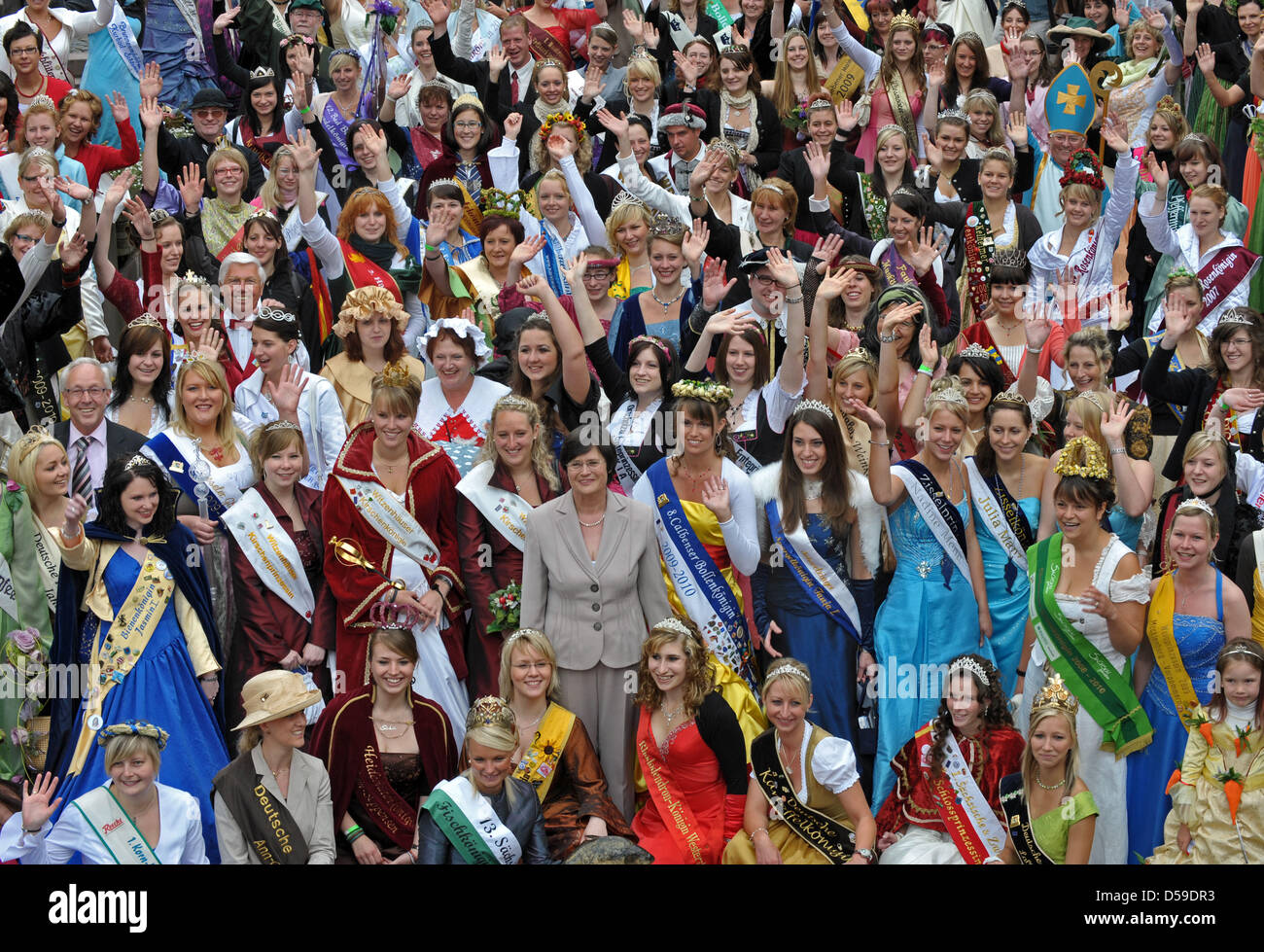 Einige 200 Königinnen, die verschiedene Regionen und Produkte  repräsentieren Line-up für ein Gruppenfoto auf dem deutschen Königinnentag  in Heiligenstadt, Deutschland, 20. Juni 2010. Die deutschen Königinnentag  ist je drei Jahre mit einem