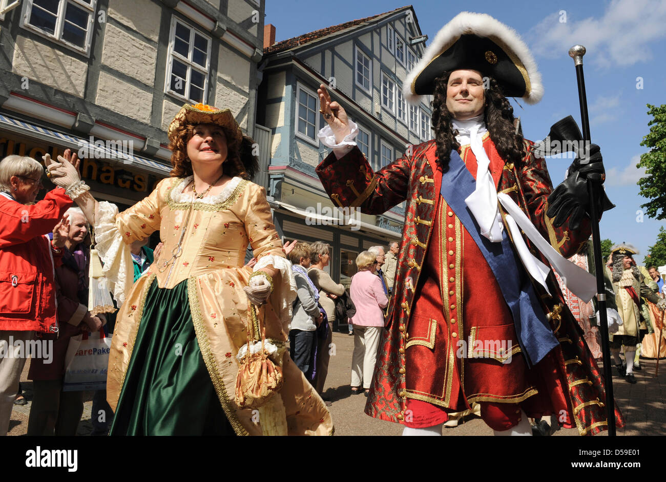 Menschen in traditioneller Kleidung parade während der Schließung Parade der 30. Tag des unteren gebrühter in Celle, Deutschland, 19. Juni 2010. Rund 8.000 Menschen aus 85 Vereine und Verbände Gewinnspielen in die Veranstaltung. Foto: Holger Hollemann Stockfoto