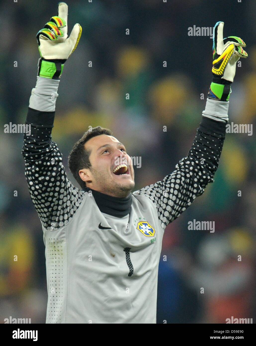 Brasilianische Torhüter Julio Cesar feiert 20. Juni 2010 während der FIFA WM 2010 Gruppe G Spiel zwischen Brasilien und der Elfenbeinküste im Soccer City Stadium in Johannesburg, Südafrika. Foto: Ronald Wittek Dpa - entnehmen Sie bitte http://dpaq.de/FIFA-WM2010-TC Stockfoto