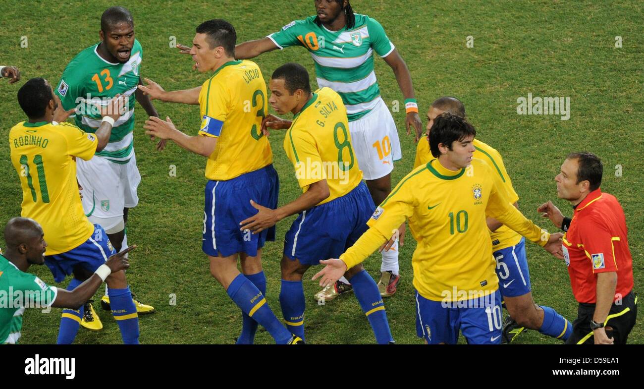 Brasilianische Spieler Handgemenge mit Spielern aus Côte d ' Ivoire während des 2010 FIFA World Cup G Gruppenspiel zwischen Brasilien und der Elfenbeinküste im Soccer City Stadium in Johannesburg, Südafrika 20. Juni 2010. Foto: Marcus Brandt Dpa - verweisen wir auf http://dpaq.de/FIFA-WM2010-TC +++(c) Dpa - Bildfunk +++ Stockfoto