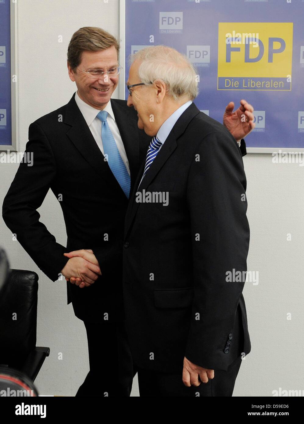 FDP-Vorsitzende Guido Westerwelle (L) und sein Stellvertreter Rainer Bruederle begrüßen einander in der Parteizentrale in Berlin, Deutschland, 21. Juni 2010. Das Präsidium behandelt aktuelle politische Themen auf ihrer wöchentlichen Sitzung. Foto: Rainer Jensen Stockfoto