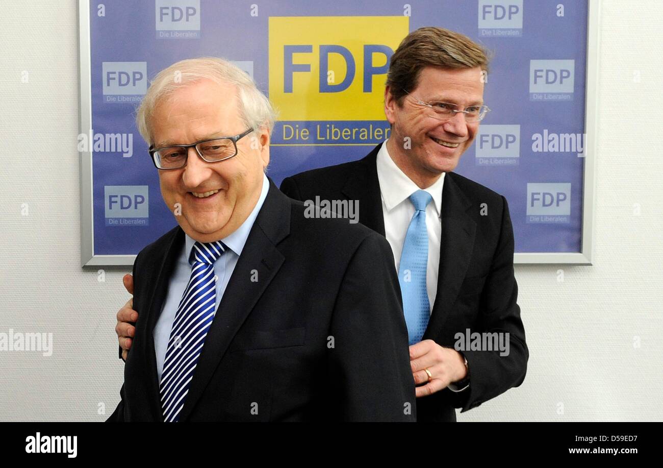 FDP Vorsitzender Guido Westerwelle (R) und sein Stellvertreter Rainer Bruederle begrüßen einander in der Parteizentrale in Berlin, Deutschland, 21. Juni 2010. Das Präsidium behandelt aktuelle politische Themen auf ihrer wöchentlichen Sitzung. Foto: Rainer Jensen Stockfoto