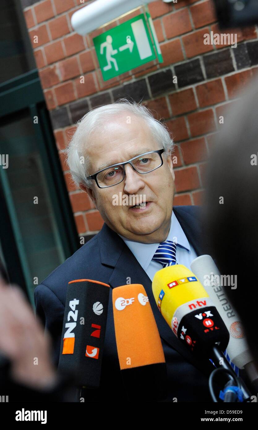 FDP-Vizepräsident Rainer Bruederle gibt ein kurzes Interview in der Parteizentrale in Berlin, Deutschland, 21. Juni 2010. Das Präsidium behandelt aktuelle politische Themen auf ihrer wöchentlichen Sitzung. Foto: Rainer Jensen Stockfoto