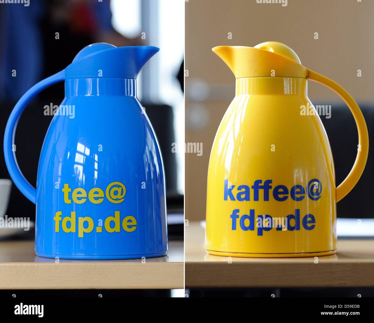 Töpfe mit Kaffee und Tee in der Partei-Farben und Lager Partei e-Mail-Adressen auf einer Tagung des FDP-Präsidiums, eingefangen in Berlin, Deutschland, 21. Juni 2010. Das Präsidium behandelt aktuelle politische Themen auf ihrer wöchentlichen Sitzung. Foto: Rainer Jensen Stockfoto