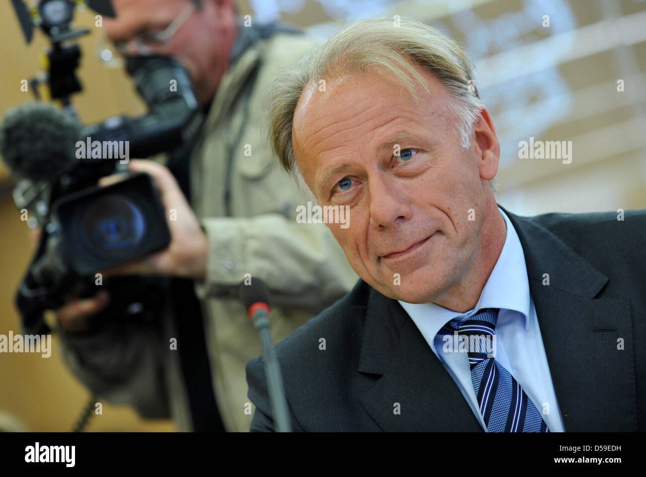 Der ehemalige Bundesminister für Umwelt Jürgen Trittin (die grünen) steht eine Ermittlungskommission an den unteren Sächsischen Landtag in Hannover, Deutschland, 21. Juni 2010. Die Asse-Kommission prüft die Angelegenheit von der defekten atomaren Endlagers Asse II und versucht, herauszufinden, was die Mängel in das geologische Tiefenlager im Landkreis Wolfenbüttel führte. Die Stockfoto