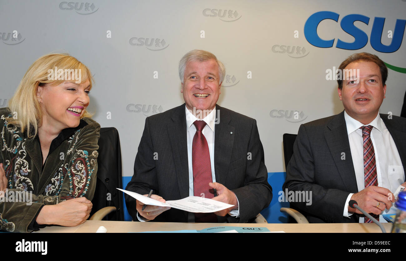 Bavarian Prime Minister Horst Seehofer (C), Vorsitzender der christlich-sozialen Union (CSU), lächelt zu Beginn der Vorstandssitzung seiner Partei in München, Deutschland, 21. Juni 2010. Foto: Peter Kneffel Stockfoto