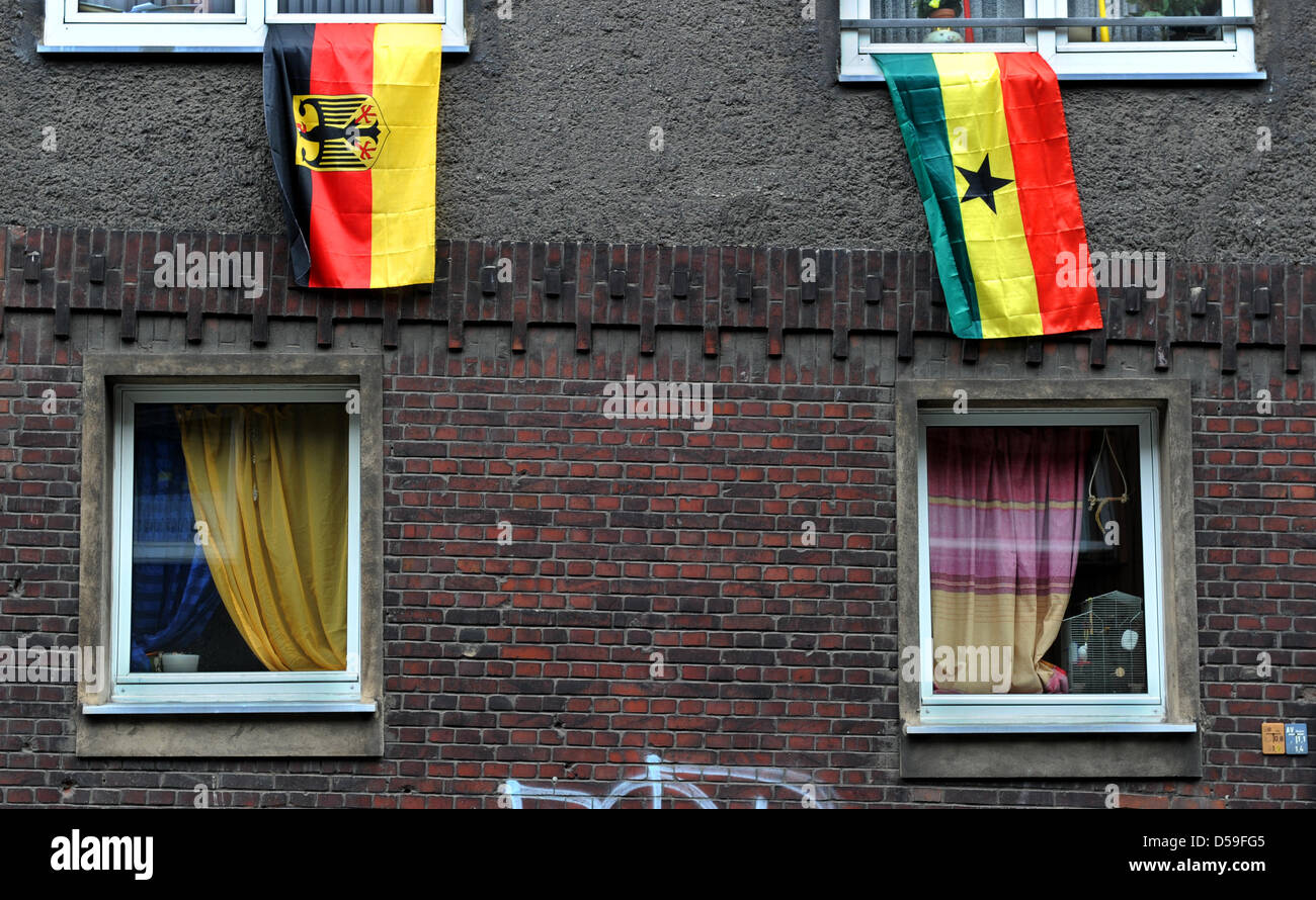 Ein deutscher und ein Ghanain-Flag an den Fenstern des Wohnhauses in Dortmund, Deutschland, 21. Juni 2010 angezeigt werden. Bei der FIFA WM 2010 spielt Deutschland Ghana am 23. Juni 2010, die das entscheidende Spiel der Vorrunde sein wird. Foto: Julian Stratenschulte Stockfoto