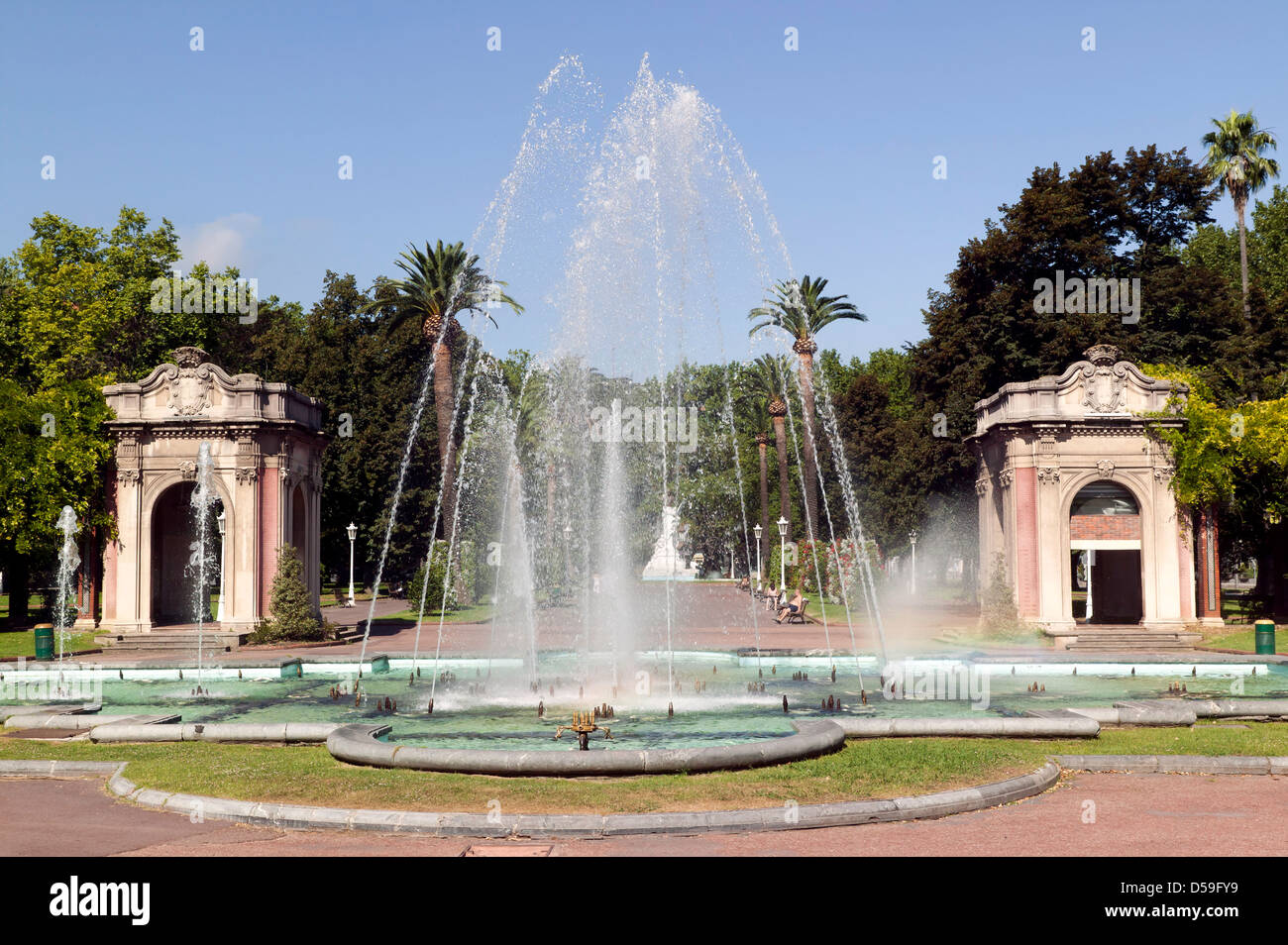 Tagsüber, Bild des kybernetischen Brunnens im Doña Casilda Iturrizar Park, Bilbao Stockfoto