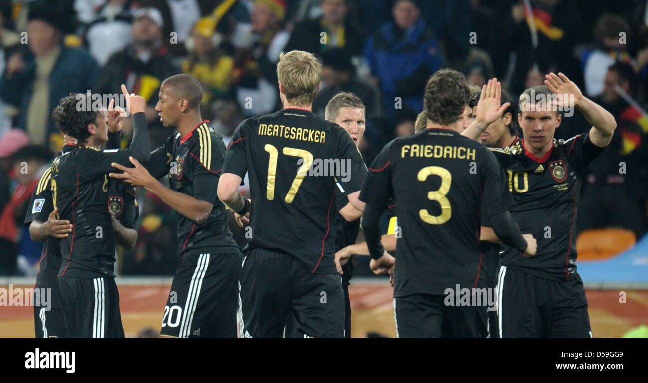 Mesut Özil (L) Deutschlands feiert mit Jerome Boateng (2 L) nach seinem Tor die 1: 0-Führung während der FIFA WM 2010 Gruppe D Partie zwischen Ghana und Deutschland im Soccer City Stadium in Johannesburg, Südafrika 23. Juni 2010. Foto: Ronald Wittek Dpa - verweisen wir auf http://dpaq.de/FIFA-WM2010-TC +++(c) Dpa - Bildfunk +++ Stockfoto