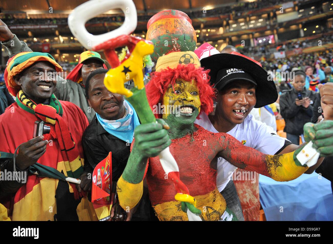 Fans auf der Tribüne Stand entsprechen der FIFA WM 2010-Gruppe D zwischen Ghana und Deutschland im Soccer City Stadium in Johannesburg, Südafrika 23. Juni 2010. Foto: Bernd Weissbrod Dpa - entnehmen Sie bitte http://dpaq.de/FIFA-WM2010-TC Stockfoto