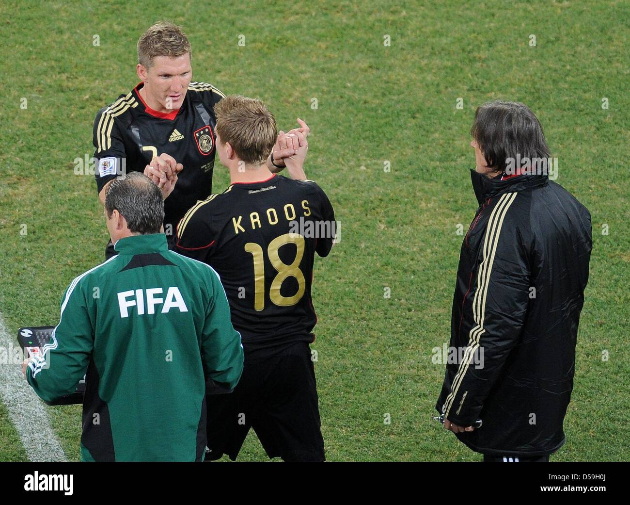 Deutschlands Toni Kroos (C) Hände schütteln mit Bastian Schweinsteiger als Mannschaftsarzt Hans-Wilhelm Müller Wohlfahrt (R) blickt auf während des 2010 FIFA World Cup Gruppe D-match zwischen Ghana und Deutschland in Soccer City, Johannesburg, Südafrika 23. Juni 2010. Foto: Entnehmen Sie Achim Scheidemann - bitte http://dpaq.de/FIFA-WM2010-TC Stockfoto